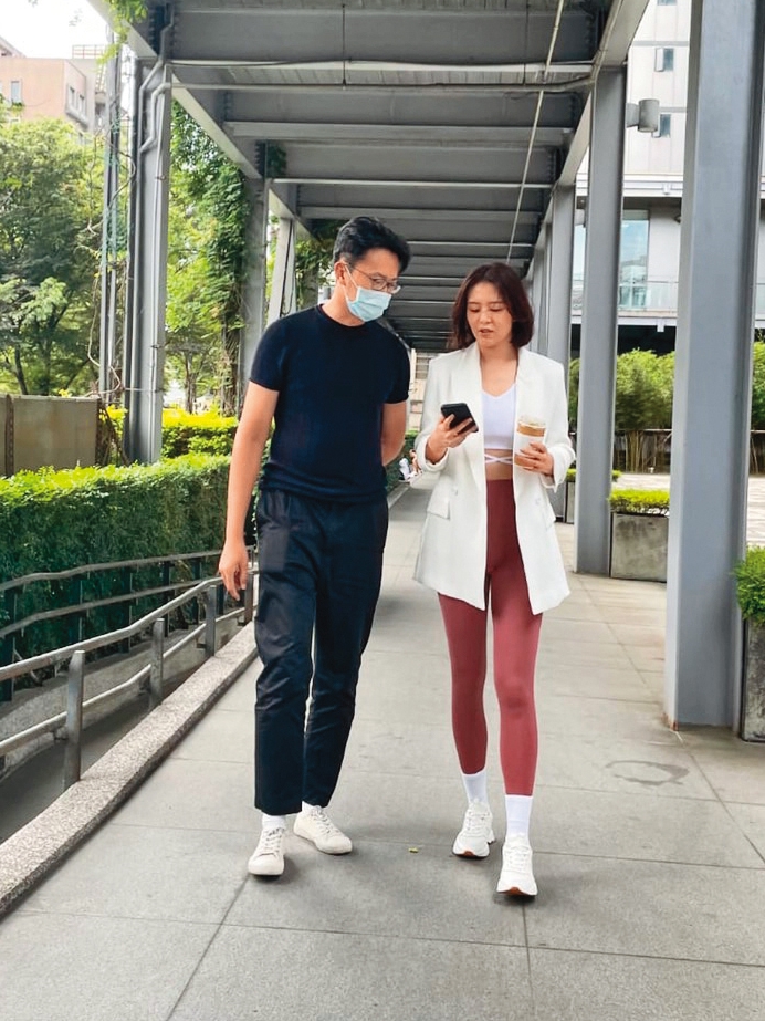 劉品言和助理邊走路邊交辦事項,感覺得出她事業繁忙。(讀者提供)