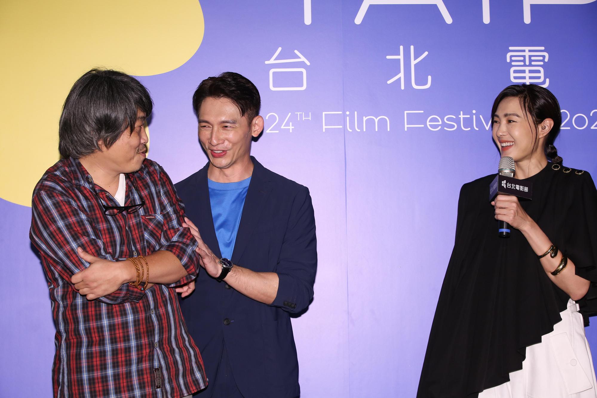 導演賴國安（左起）、温昇豪，一聽到曾珮瑜發言就忍不住大笑。