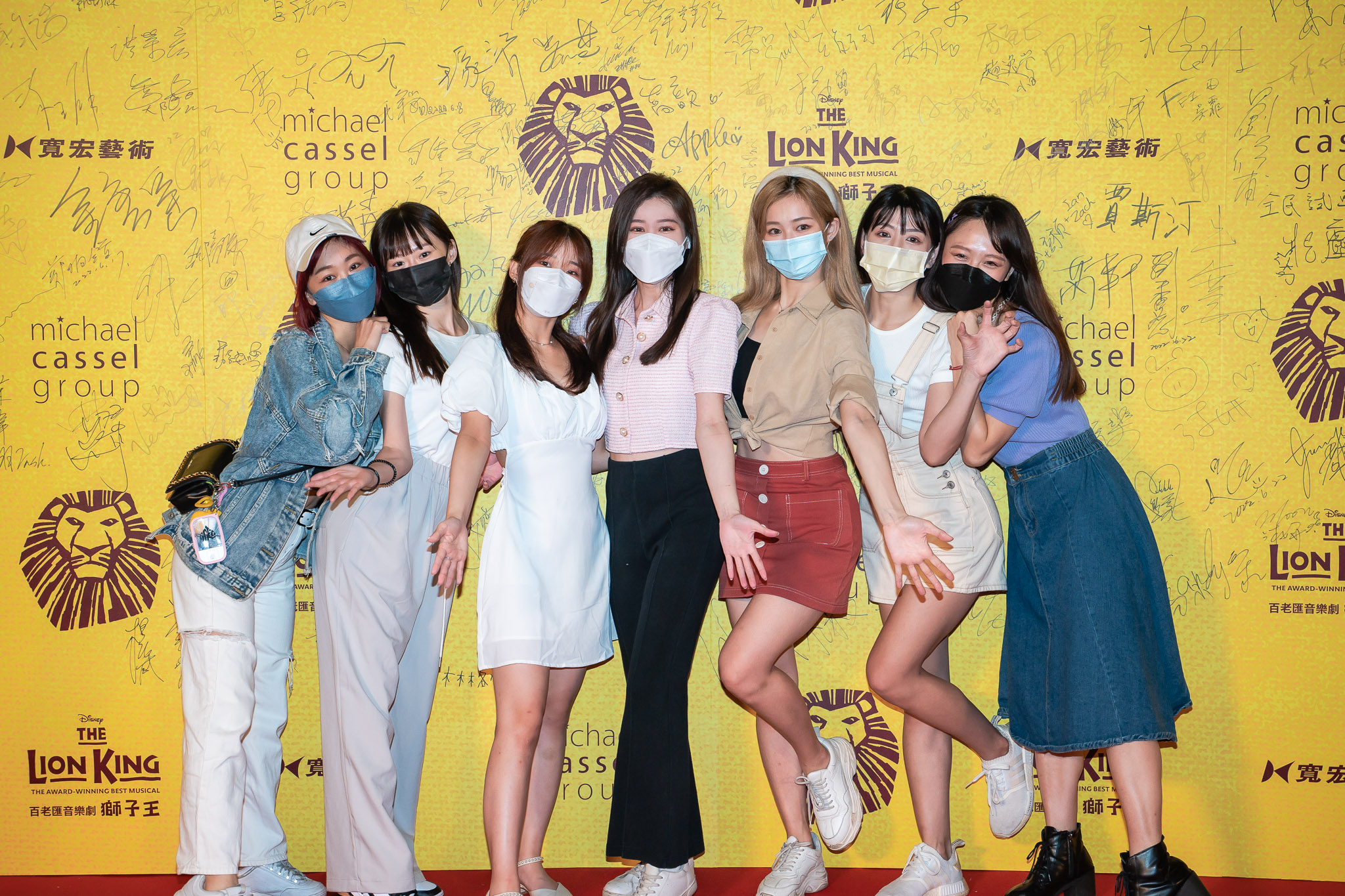 富邦啦啦隊女孩觀賞《獅子王》。(寬宏提供)