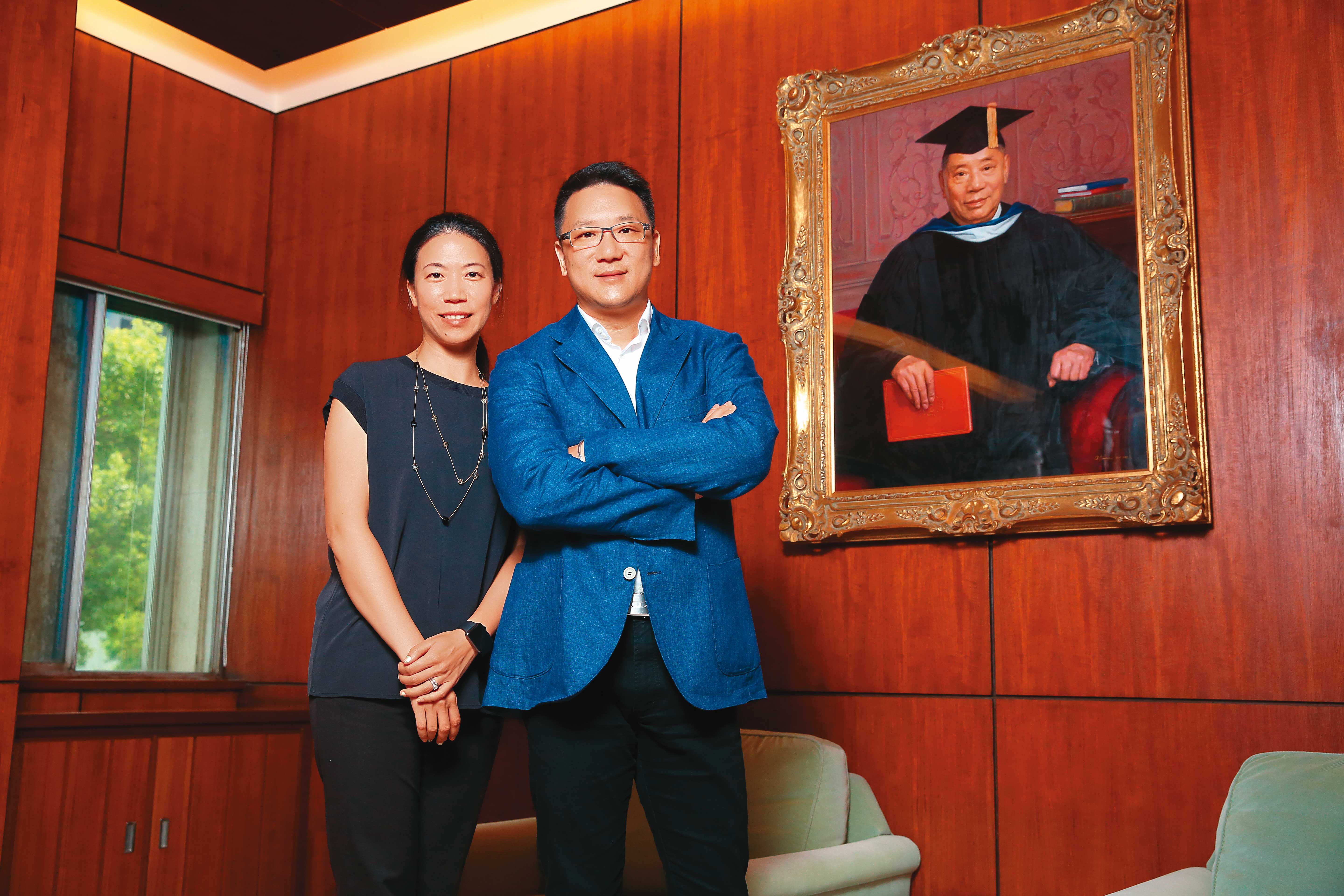 表妹王立心（左）與張剛綸（右）從小一起長大，現在也是共同打拚事業的夥伴。