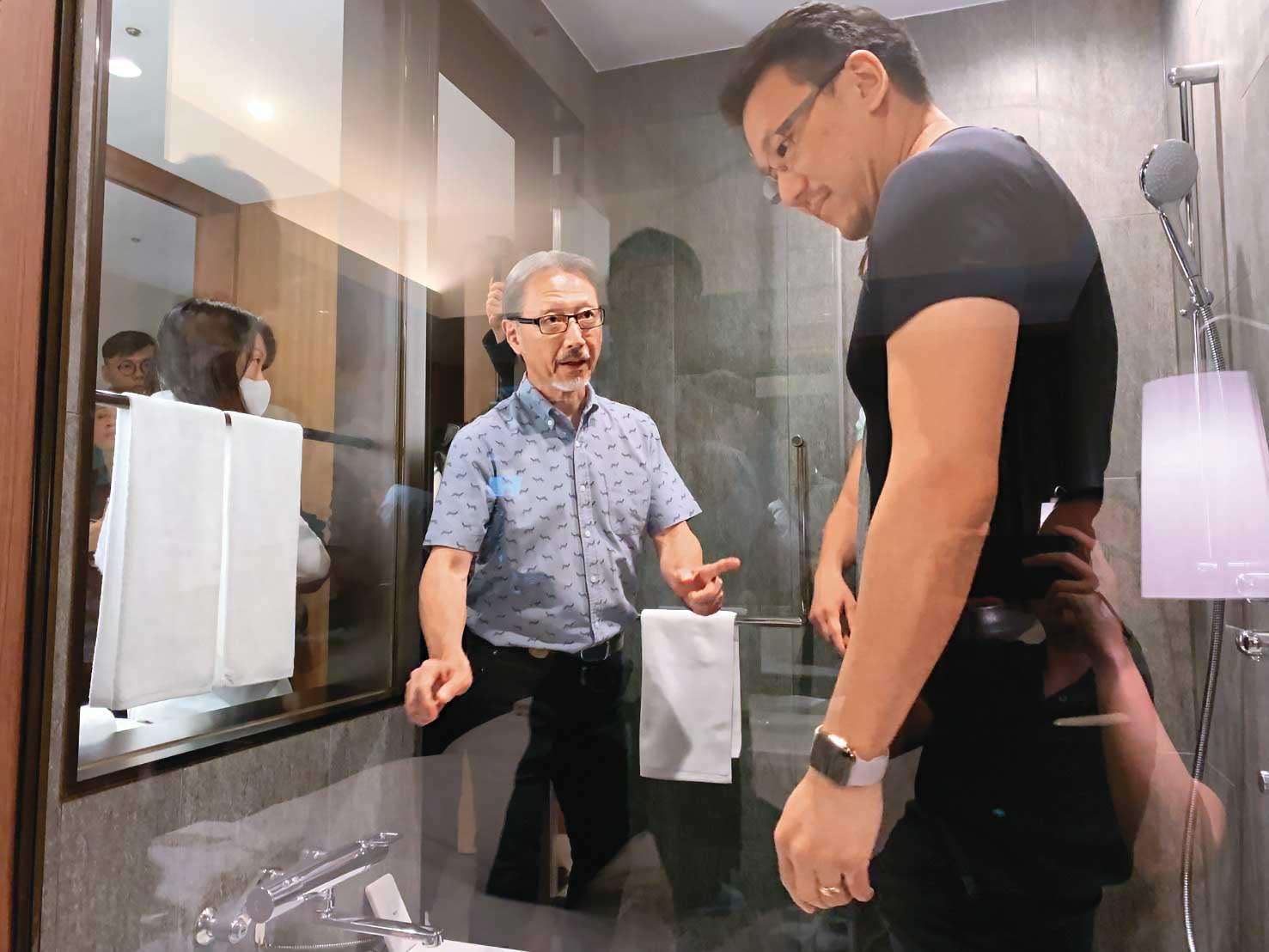 受到叔叔張安平影響,張剛綸(右)在飯店成立前事必躬親,從衛浴設備到五金零件都親自監督。(嘉新水泥提供)