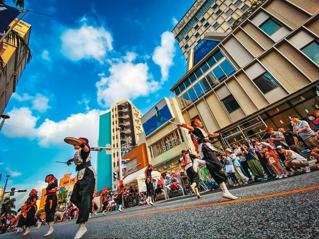 主力客群為日本在地觀光客,嘉泥海外第一個飯店據點就位於沖繩國際通商店街(圖)上。(翻攝Hotel Collective 臉書)
