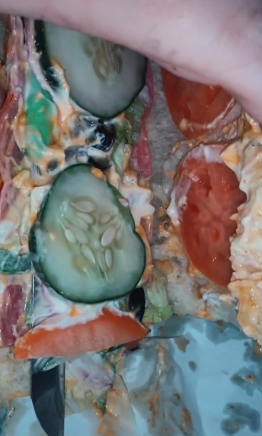 一名女子購買潛艇堡，裡面竟有一把刀子。（翻攝自kaylacaswell5 TikTok）