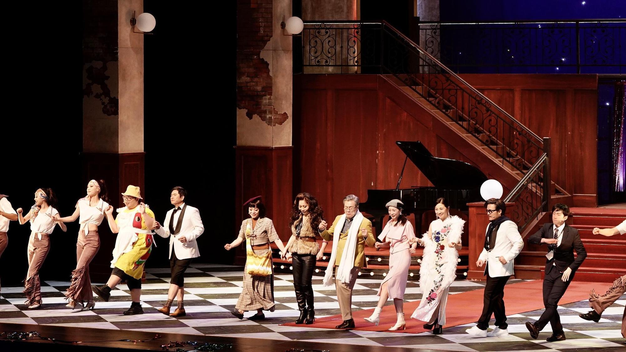 舞台劇《明星養老院》24日於台北國父紀念館舉行台北場首演，出演明星們看到觀眾滿座超感動。（金星提供）