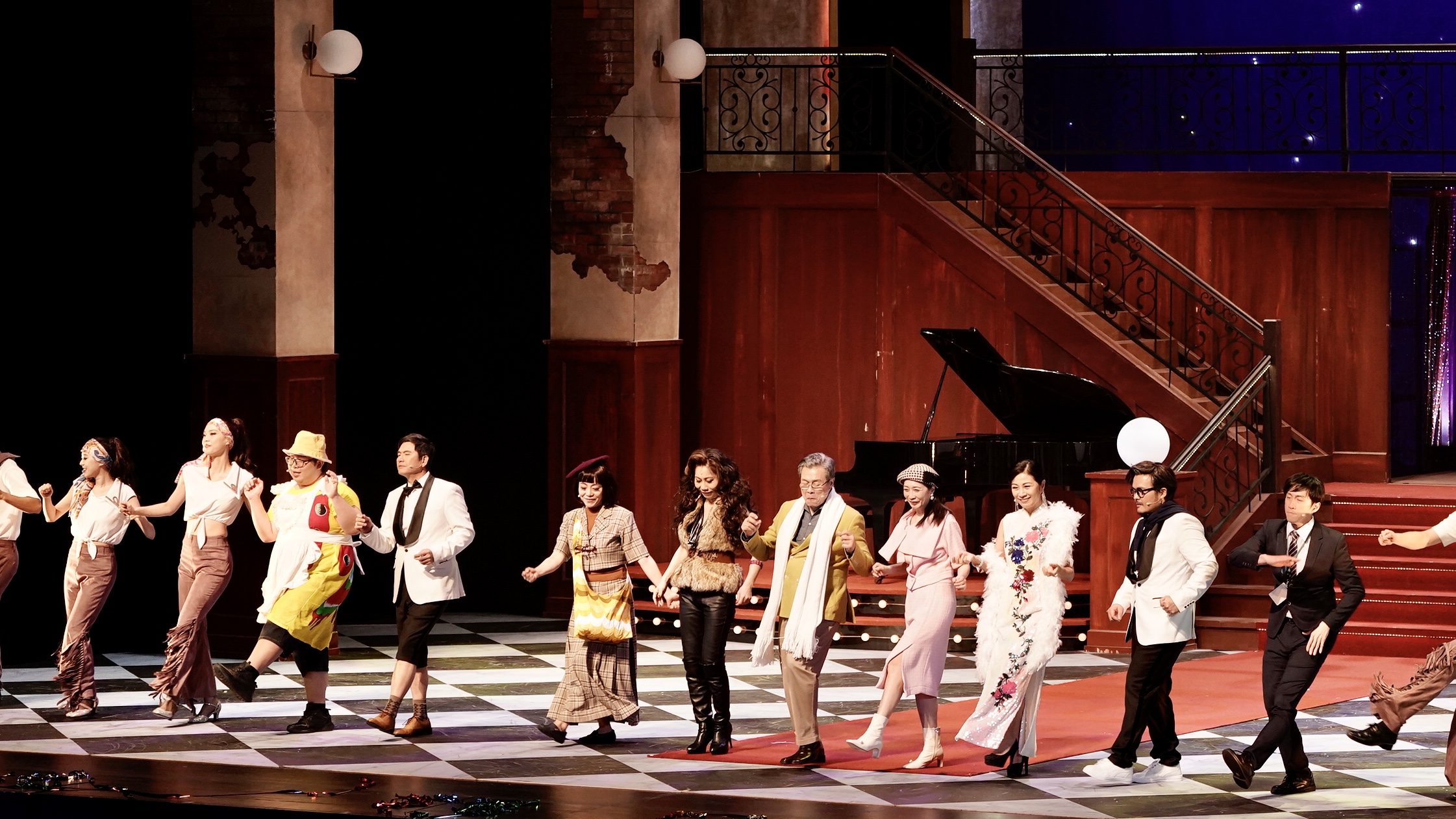 舞台劇《明星養老院》24日於台北國父紀念館舉行台北場首演，出演明星們看到觀眾滿座超感動。（金星提供）