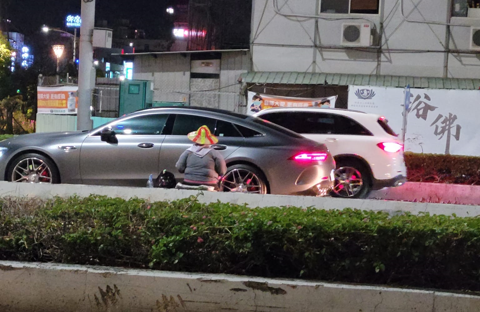 有位女網友在臉書社團po文表示，她在高雄夜間的馬路上，看到有位婆婆獨自坐在分隔島上賣花，於是她決定「也感受一下提早下班的快樂」。（翻攝自爆廢公社公開版臉書社團）