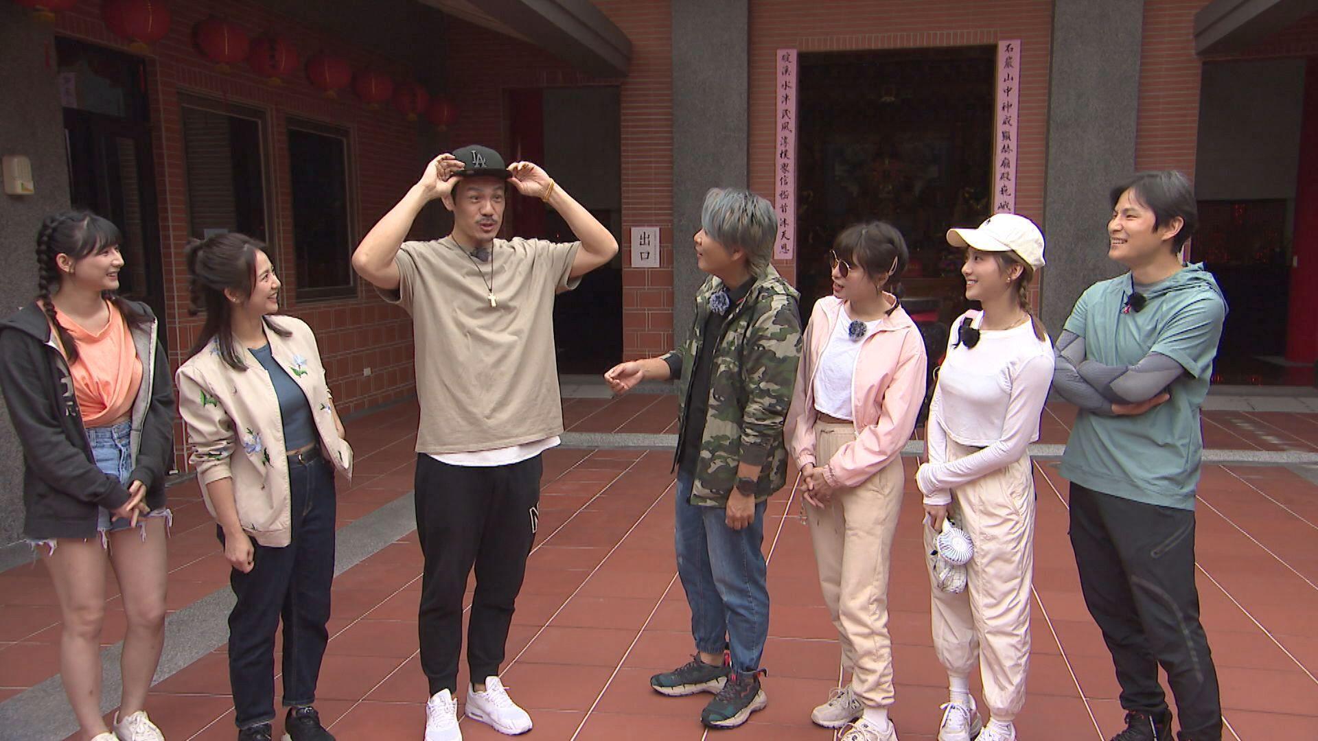 陳志強(左3)代班許孟哲錄製《飢餓遊戲》。(中視提供)
