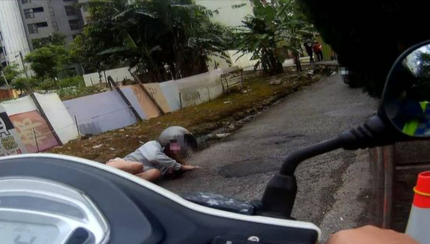 桃園一名男子昨天騎車載女友出遊違規,遭警攔下,池男擔心被開單,加速轉進小巷逃逸,過程中不慎甩飛女友。(翻攝畫面)