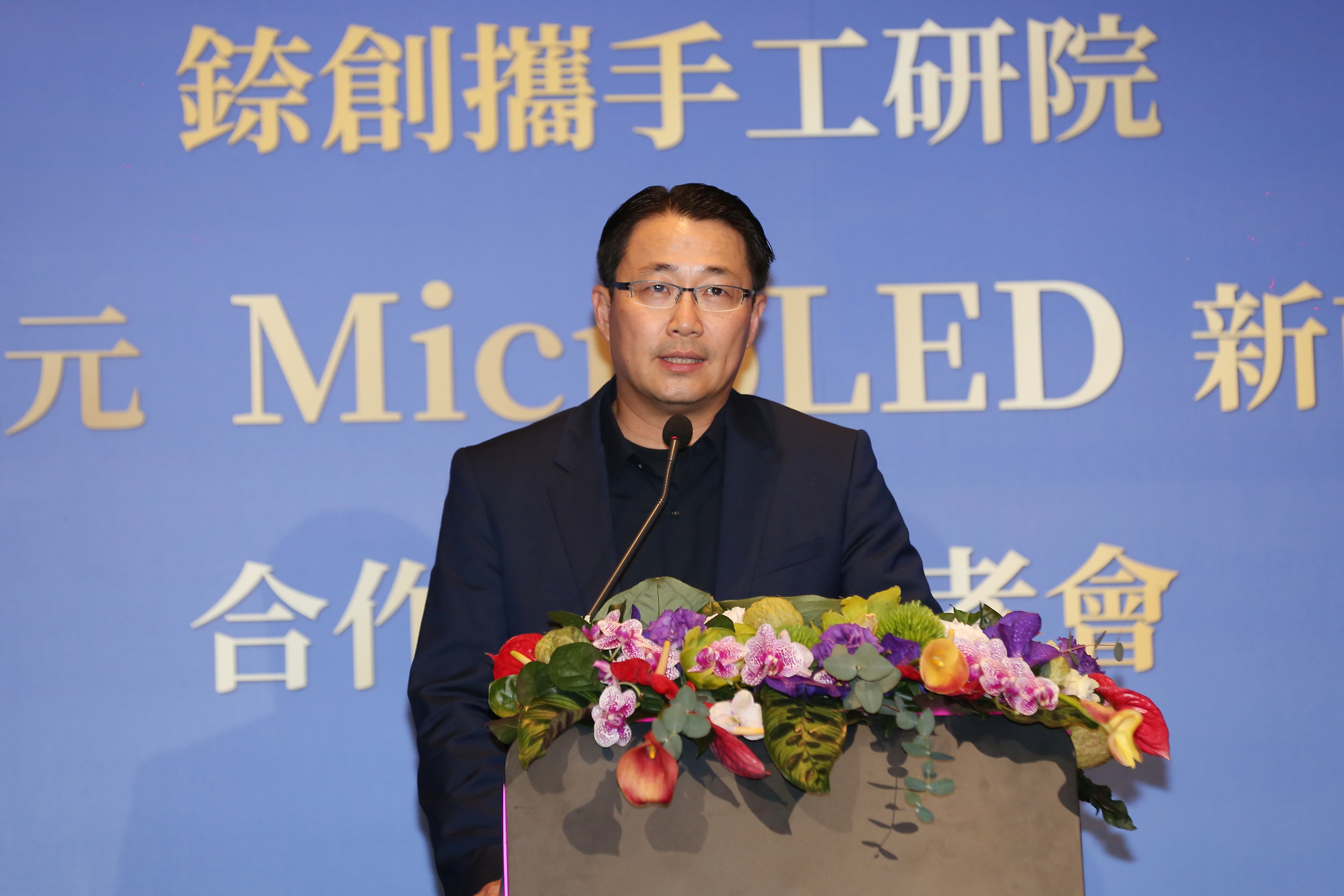 Micro LED需跨域技術整合，錼創一路走來與各國先進設備材料商長期關係深厚，還與設備商打乒乓搏感情。圖為錼創董事長李允立。