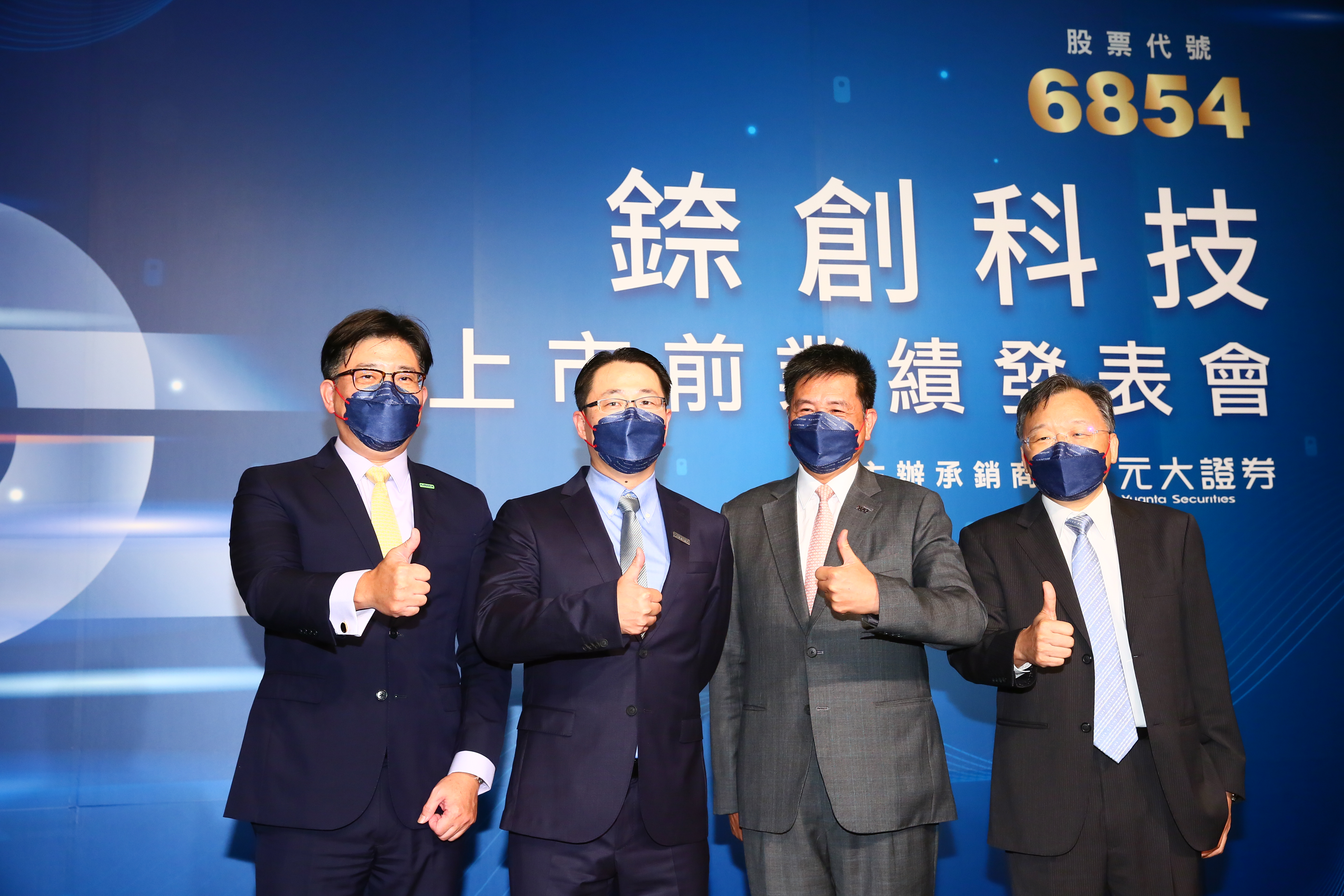 Micro LED的巨量轉移是生產關鍵，而這項技術又得借助半導體製程才能實現，所以李允立（左二）延攬在台積電工作14年的王俊雄，補足最後關鍵拼圖。（左起依序為李俊隆、李允立、彭双浪、李秉傑）