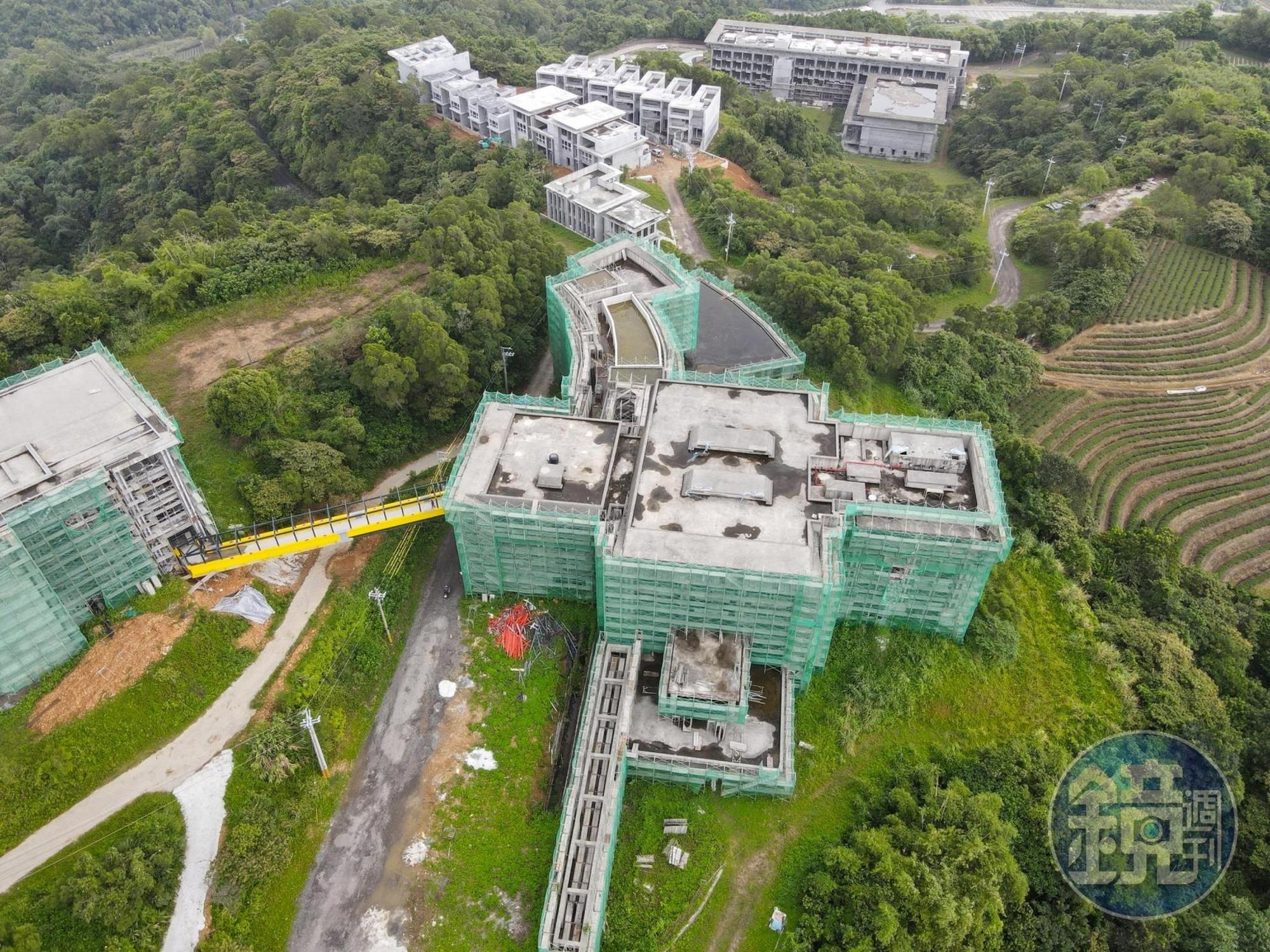 由空拍照可看出酒店主體結構已經完工。(張世鈺提供)