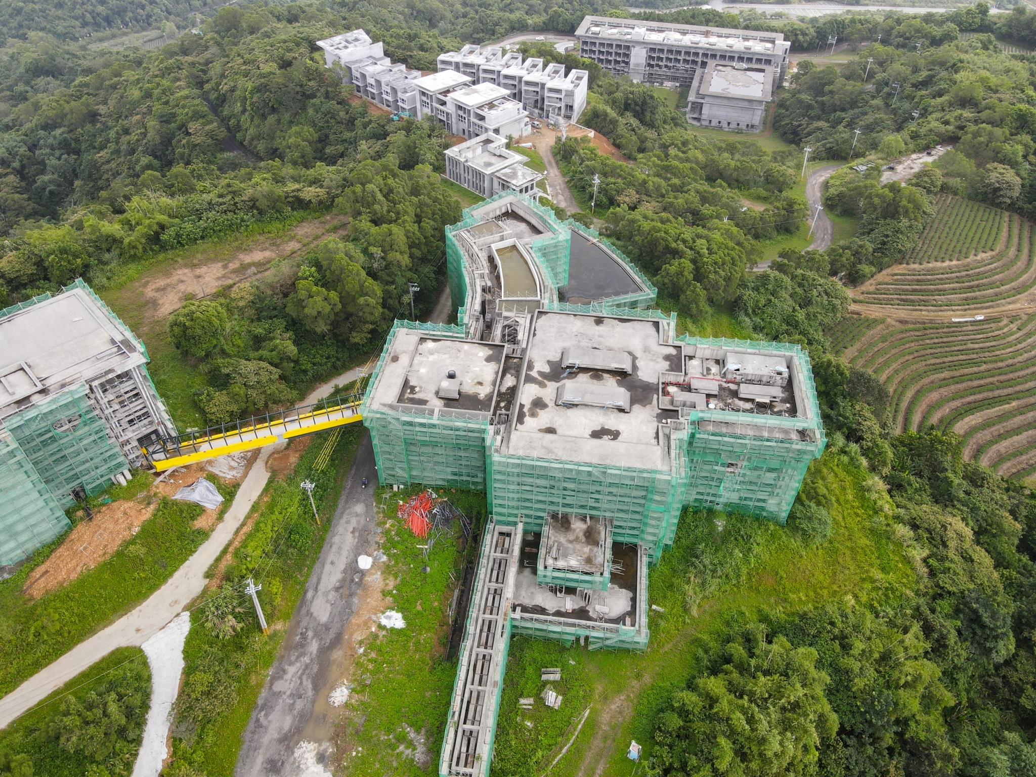由空拍照可看出酒店主體結構已經完工。（張世鈺提供）
