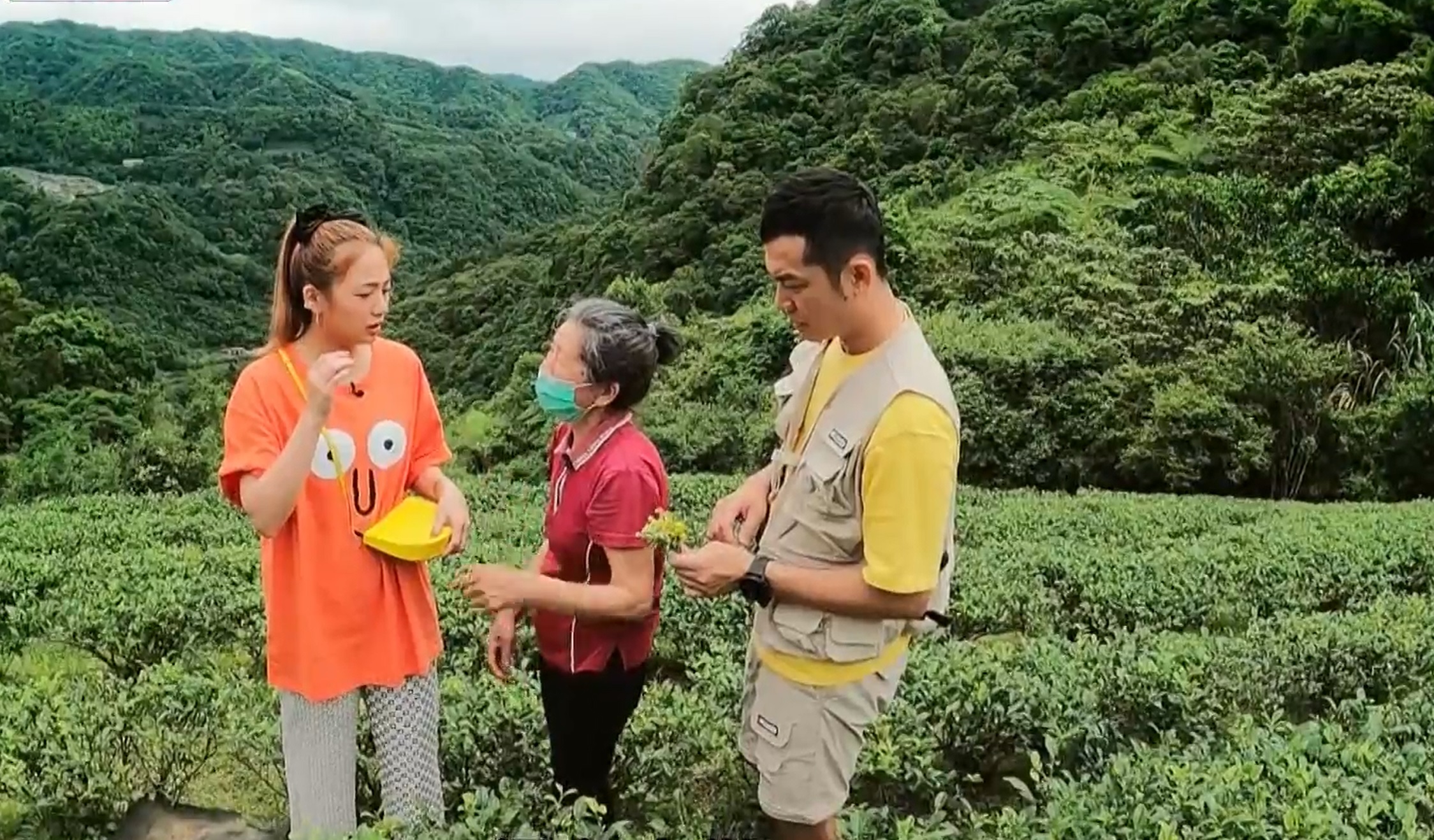 鬼鬼（左）、姚元浩（右）到山上找食材。（TVBS提供）