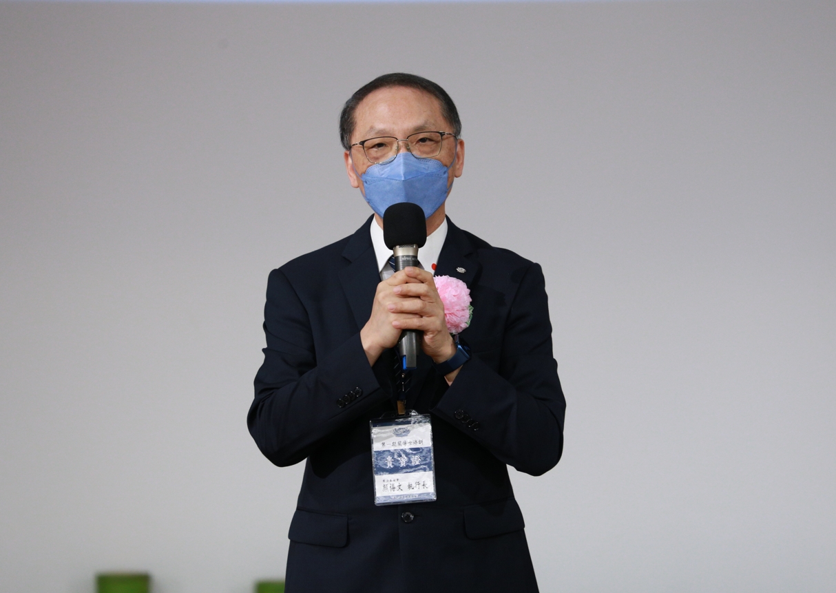 慈濟基金會顏博文執行長表示,災難救助需要「三師一體」的角色來進行關懷,三師為宗教師(神父、修女、出家師)、社工師及專業的關懷師(士)。(慈濟基金會提供)