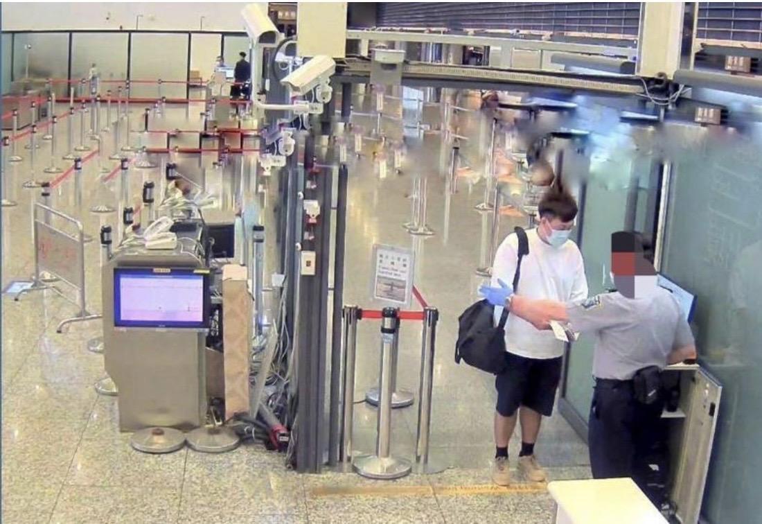 凶嫌棄屍後淡定搭機潛逃。(翻攝畫面)