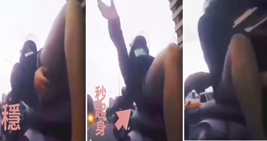 女騎士被後車追撞，整個人的雙手彈離開油門把、身體往後躺下，但她的重心還是很穩。（翻攝《爆廢公社公開版》影片）