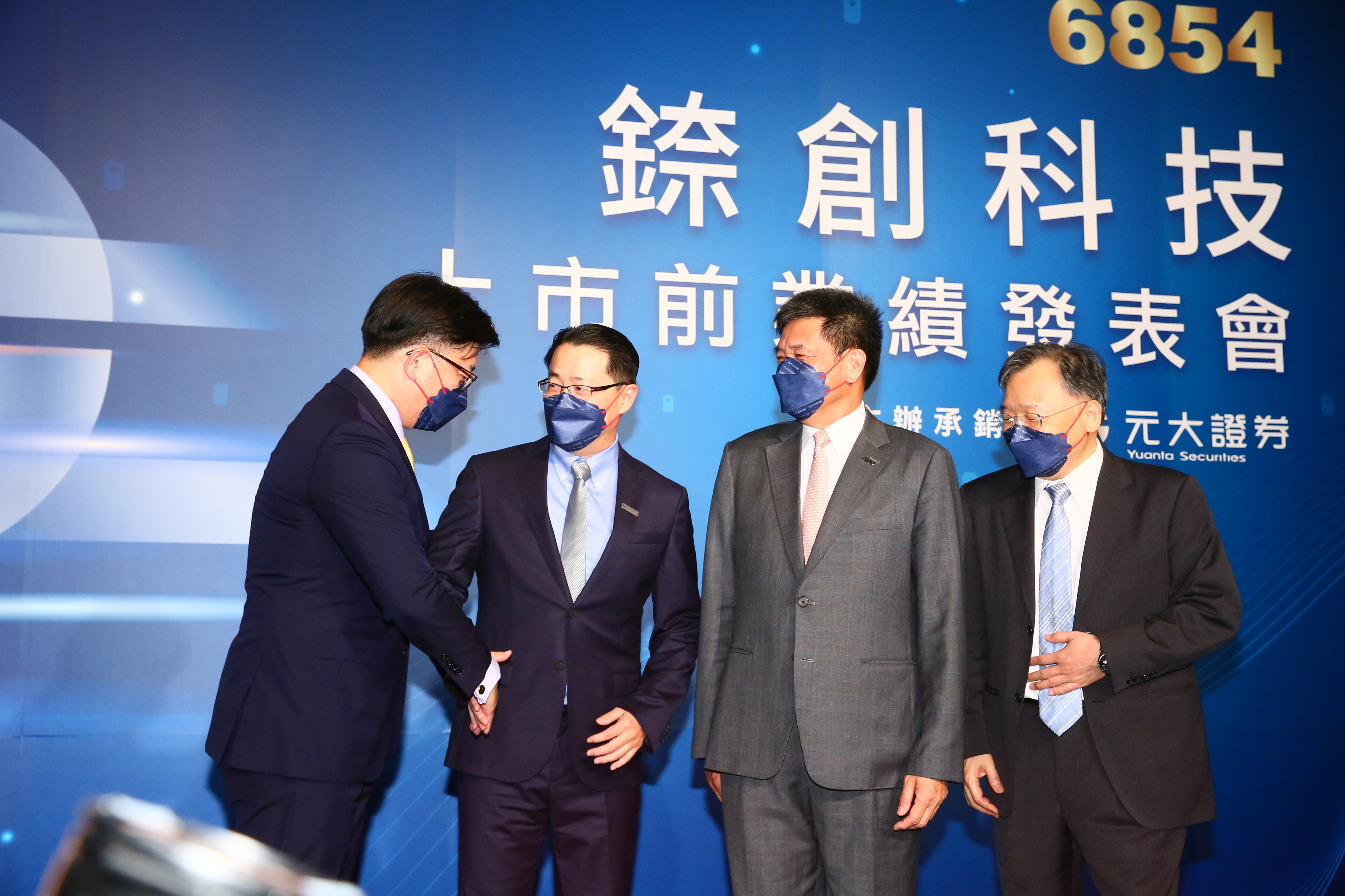 錼創除了三星力拱，還獲友達、富采、光寶等A咖科技大廠愛戴，創業板上市發表會上眾星雲集。左起為李俊隆、李允立、彭双浪、李秉傑。