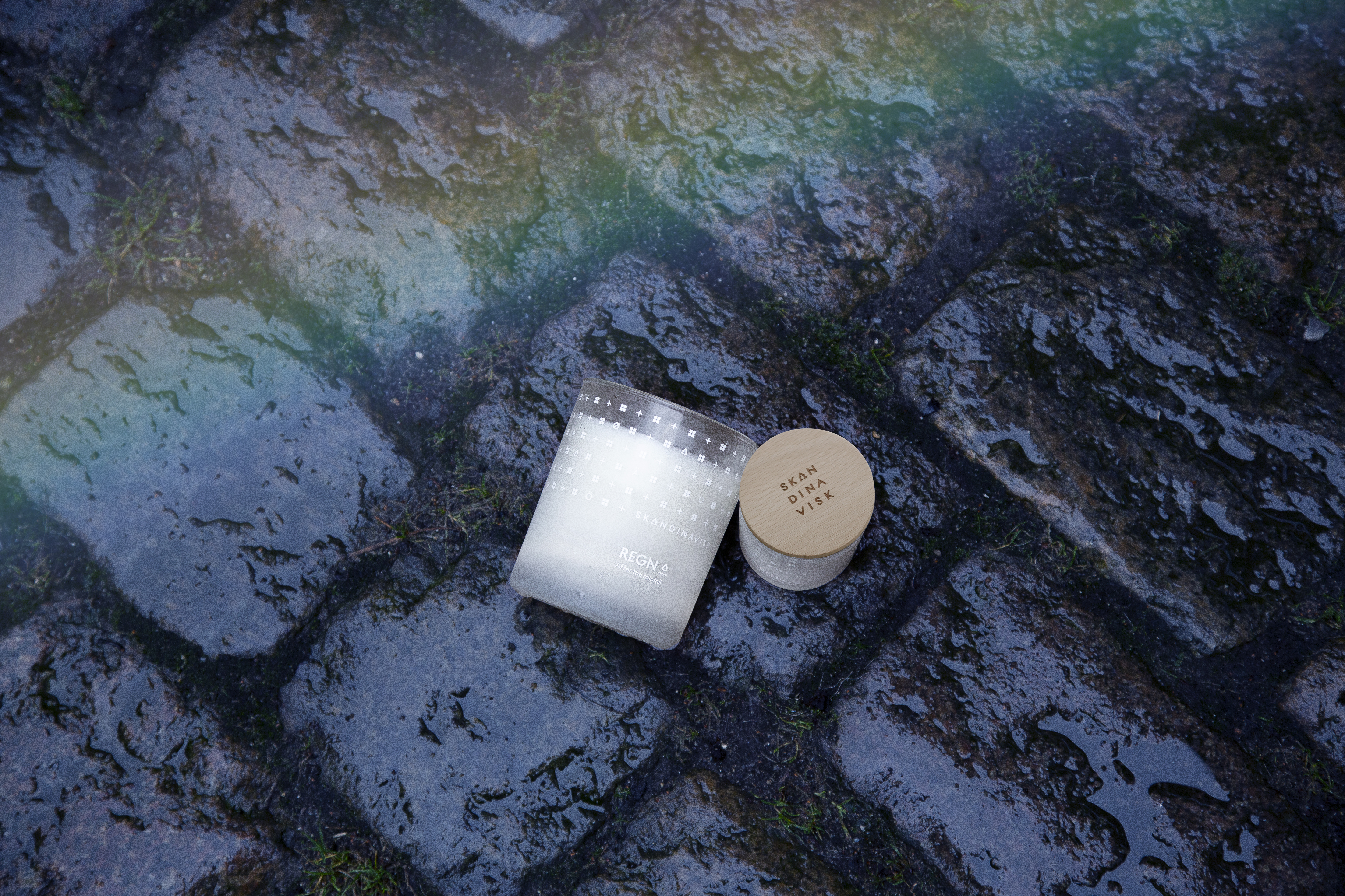 丹麥香氛品牌Skandinavisk 2022年全新香氛蠟燭作品REGN。65g/NT$780、200g/NT$1,580（藍鐘提供）