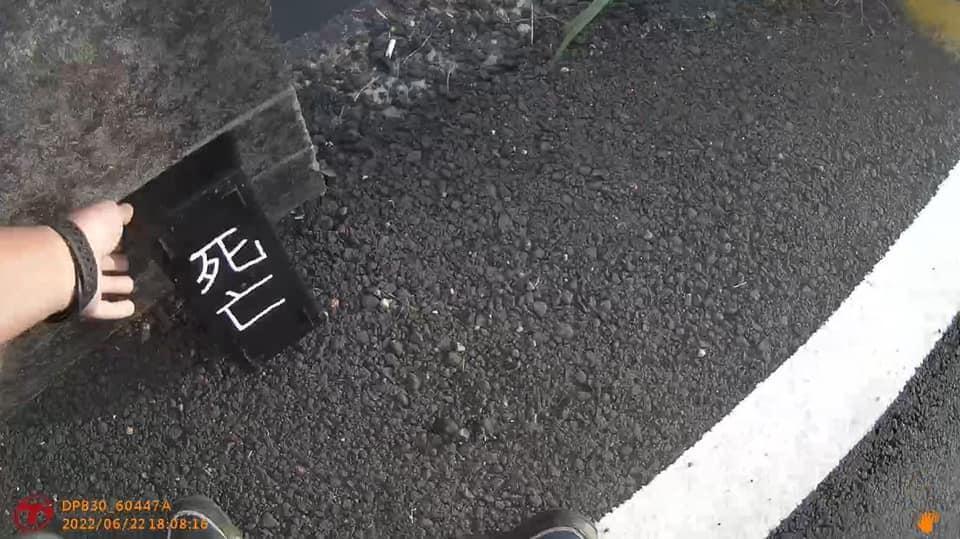 鹿港街頭出現「死亡」字牌,讓民眾人心惶惶。(彰化縣警察局鹿港分局提供)