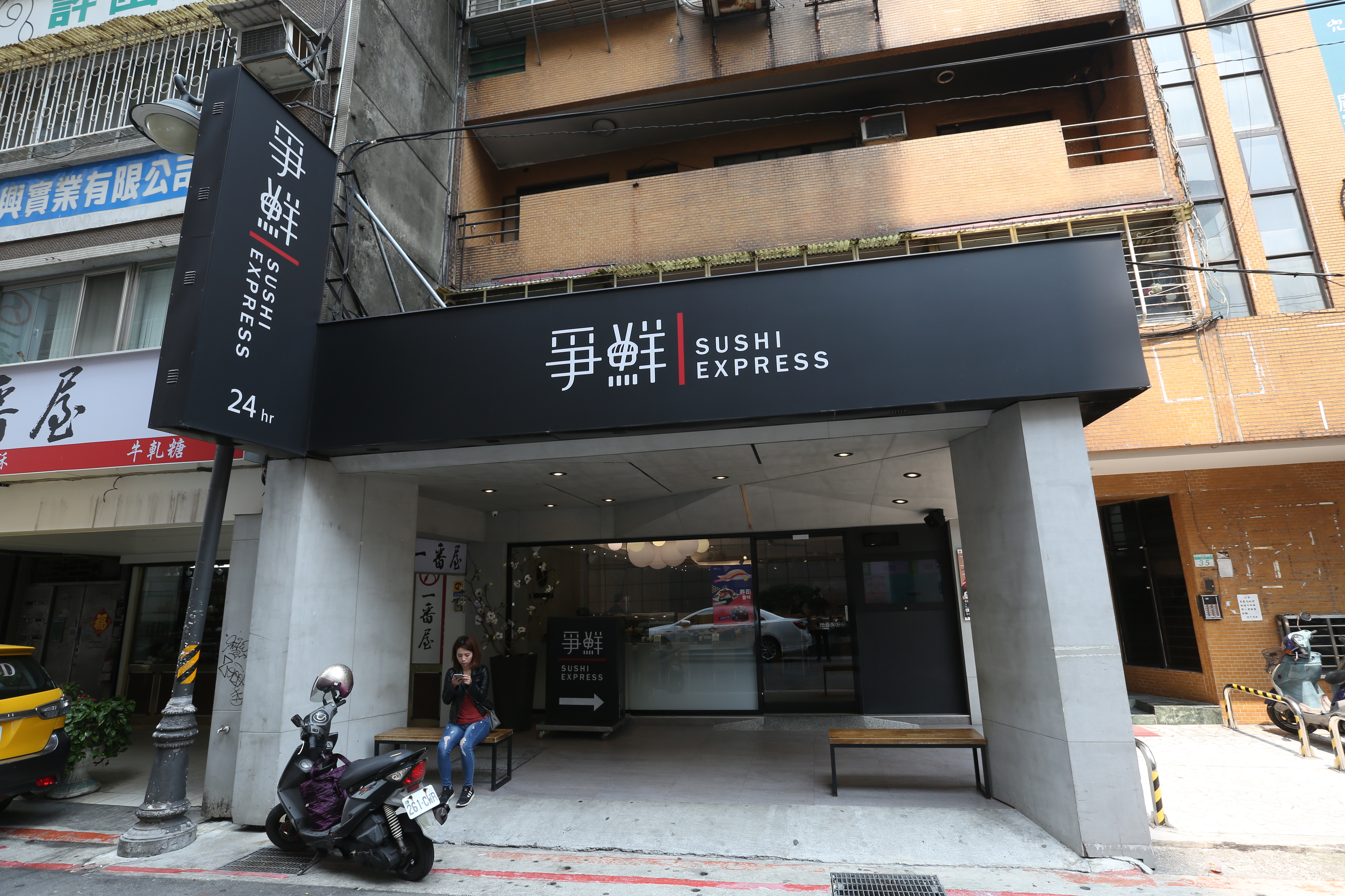 爭鮮迴轉壽司明起2大鮭魚品項將調漲，每盤為40元。