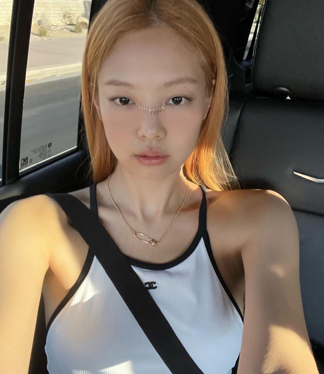有「人間香奈兒」之稱的Jennie也曾穿過同款泳衣。(翻攝自IG)