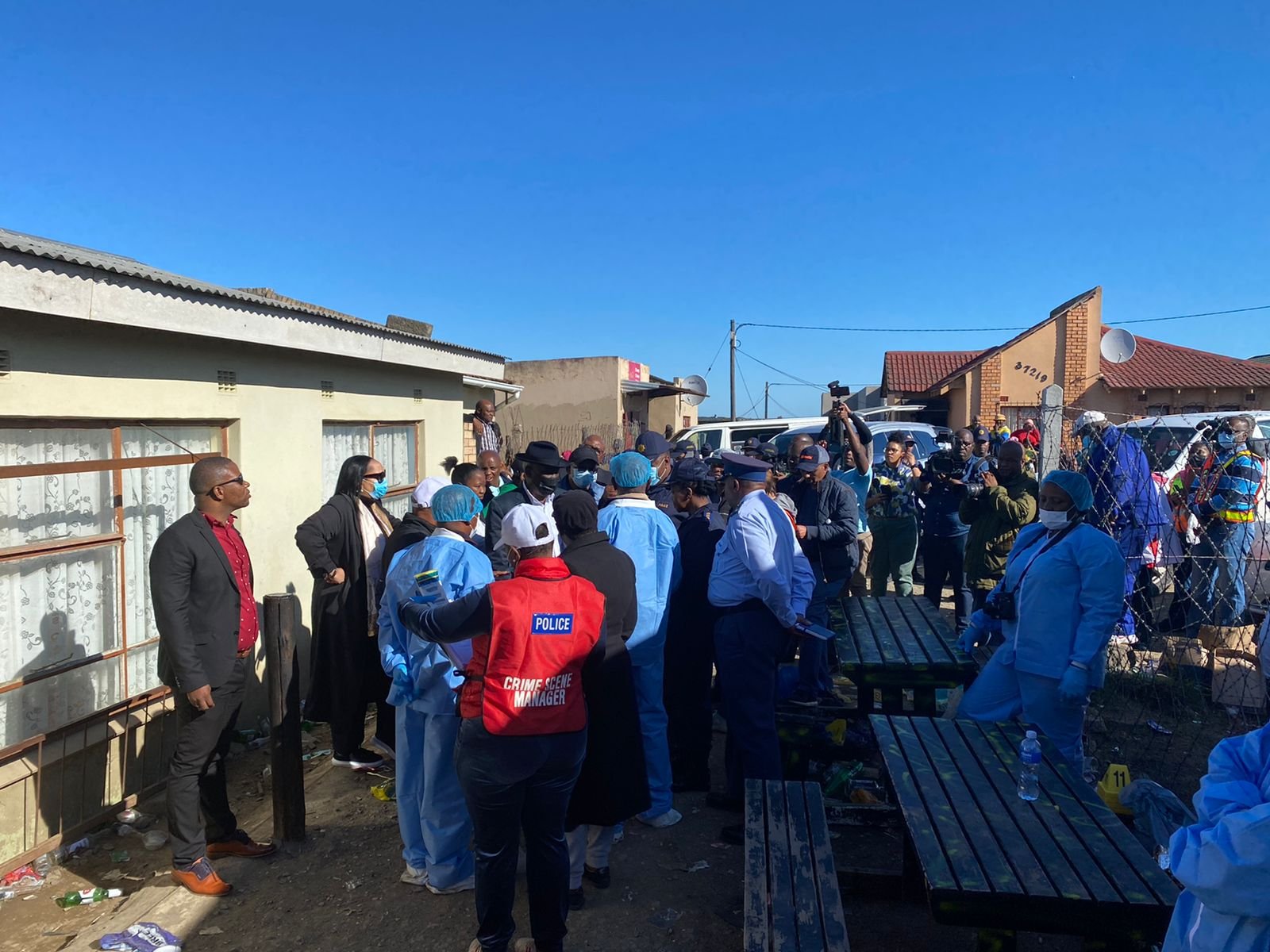 南非小酒館發現多位年輕人離奇死亡，警方到場調查釐清案情。（翻攝自南非警察部）