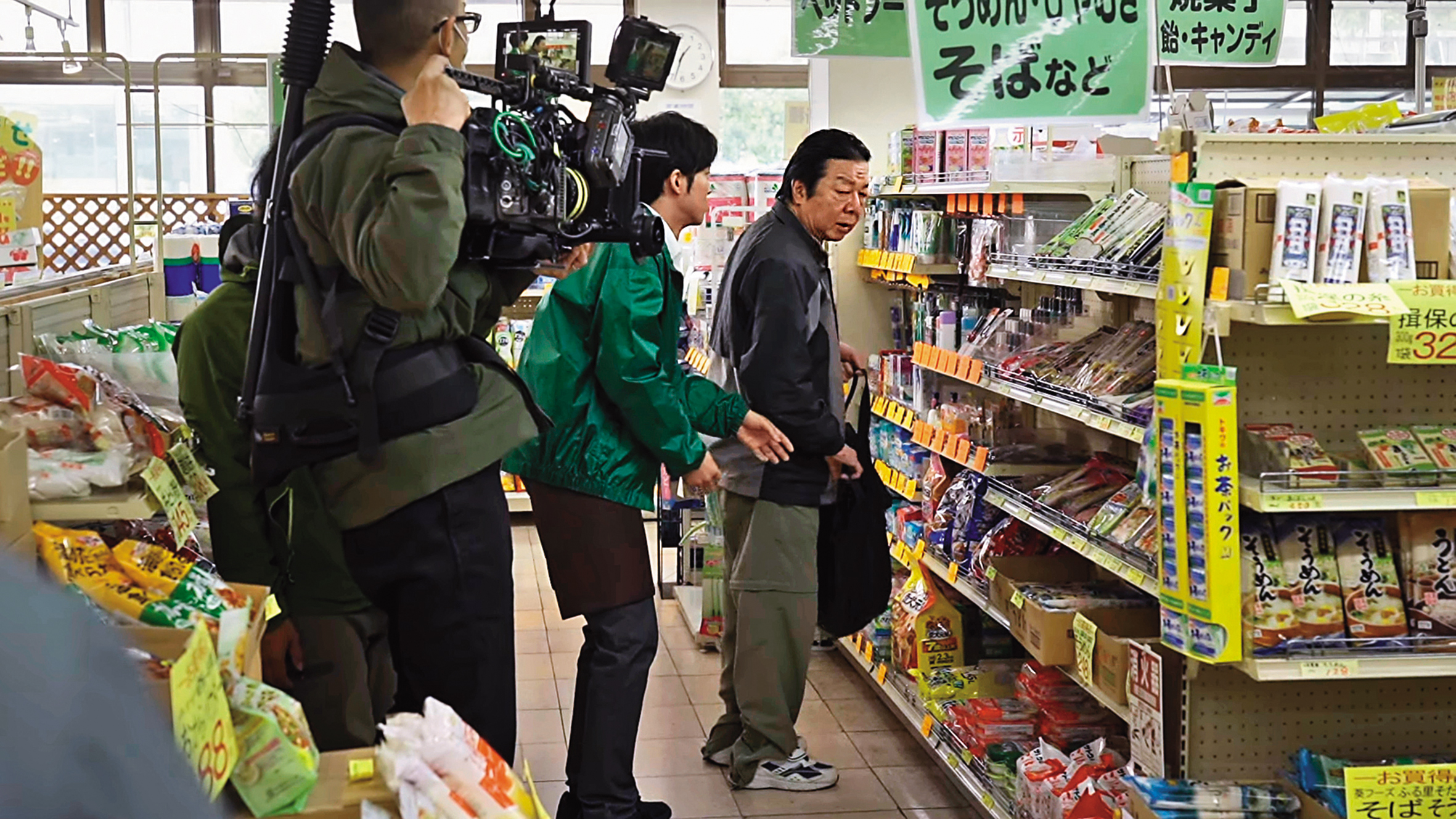 古田新太（右）與松坂桃李（中）忠於劇本完美演出，拍攝期間很少NG。（翻攝自YouTube）