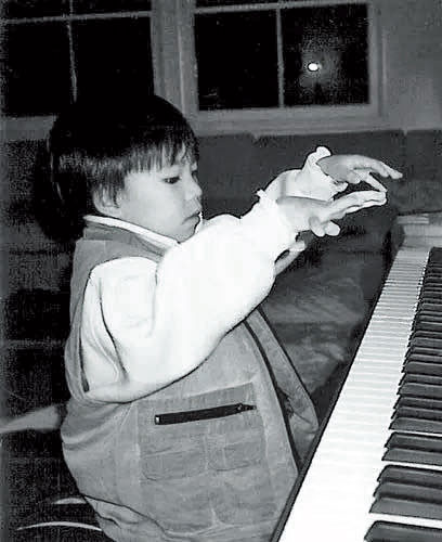 周善祥5歲開始學鋼琴。（周善祥提供）