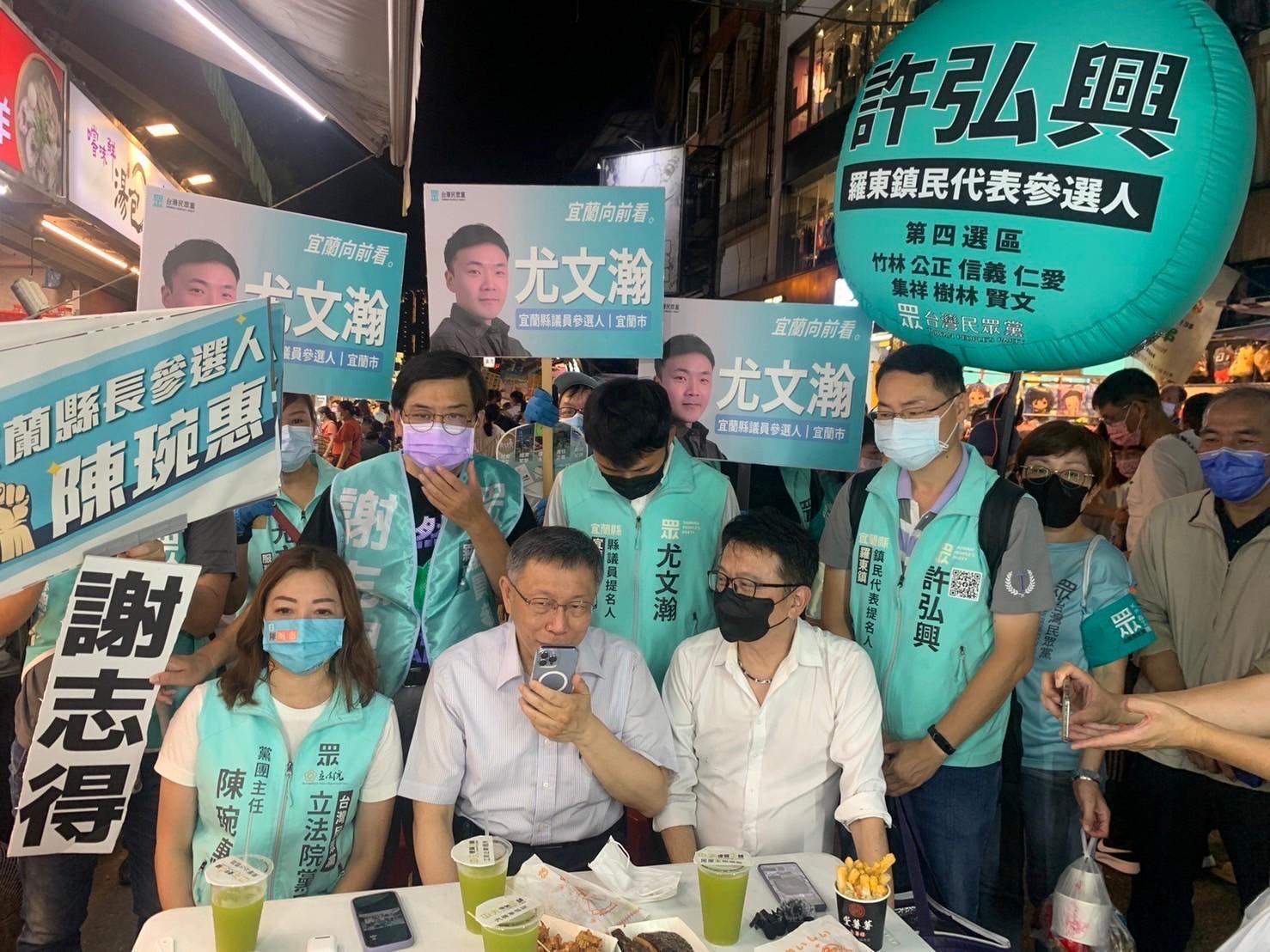 柯文哲在直播連線聲稱「2024為什麼要選柯文哲當總統,才能夠打破台灣藍綠這種惡鬥的問題」,過去發言被挖出後遭酸爆。(翻攝自許弘興臉書)