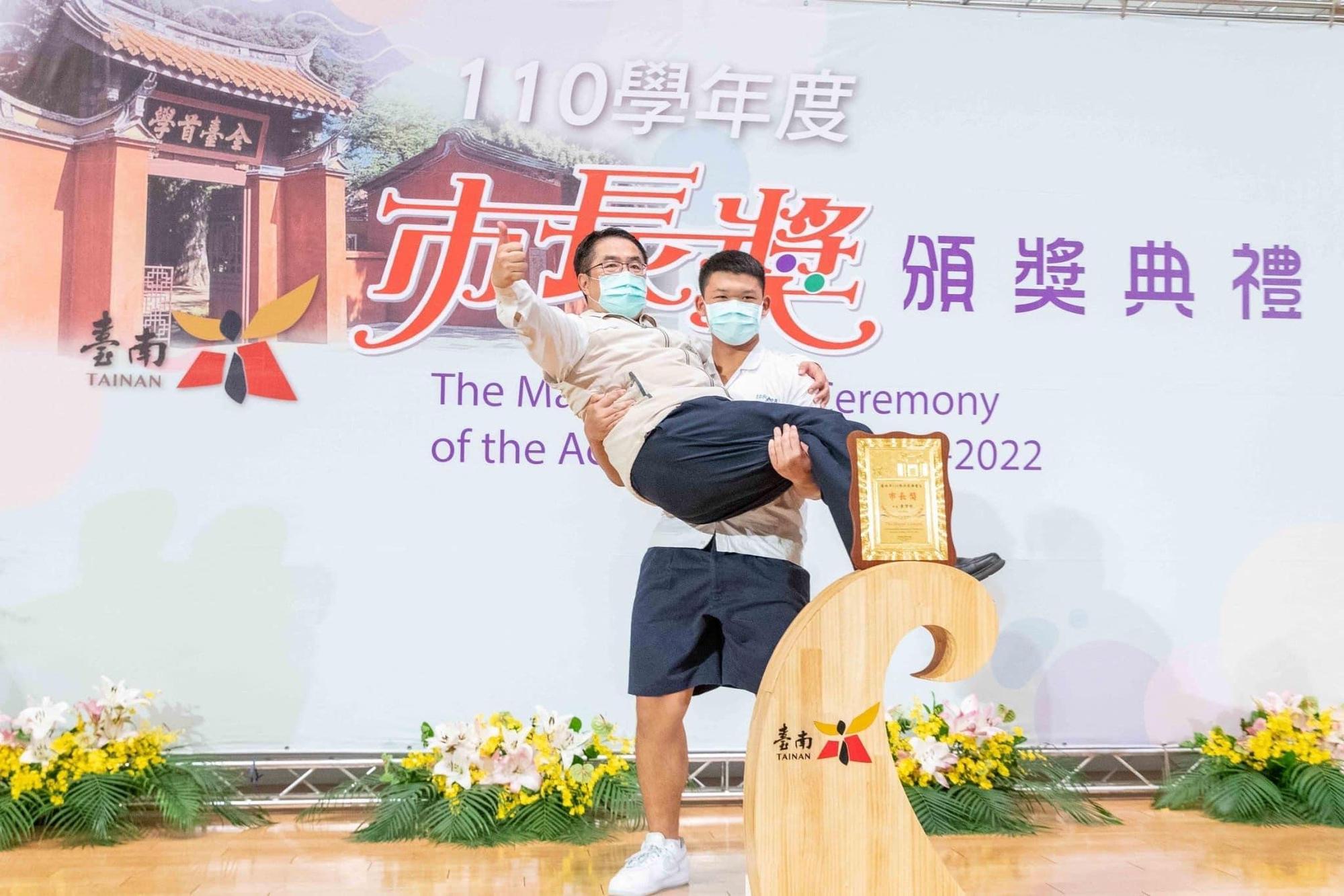這位同學一出來就把市長公主抱，網紅四叉貓看了直呼：「求認識！（不是市長）」（台南市政府提供）
