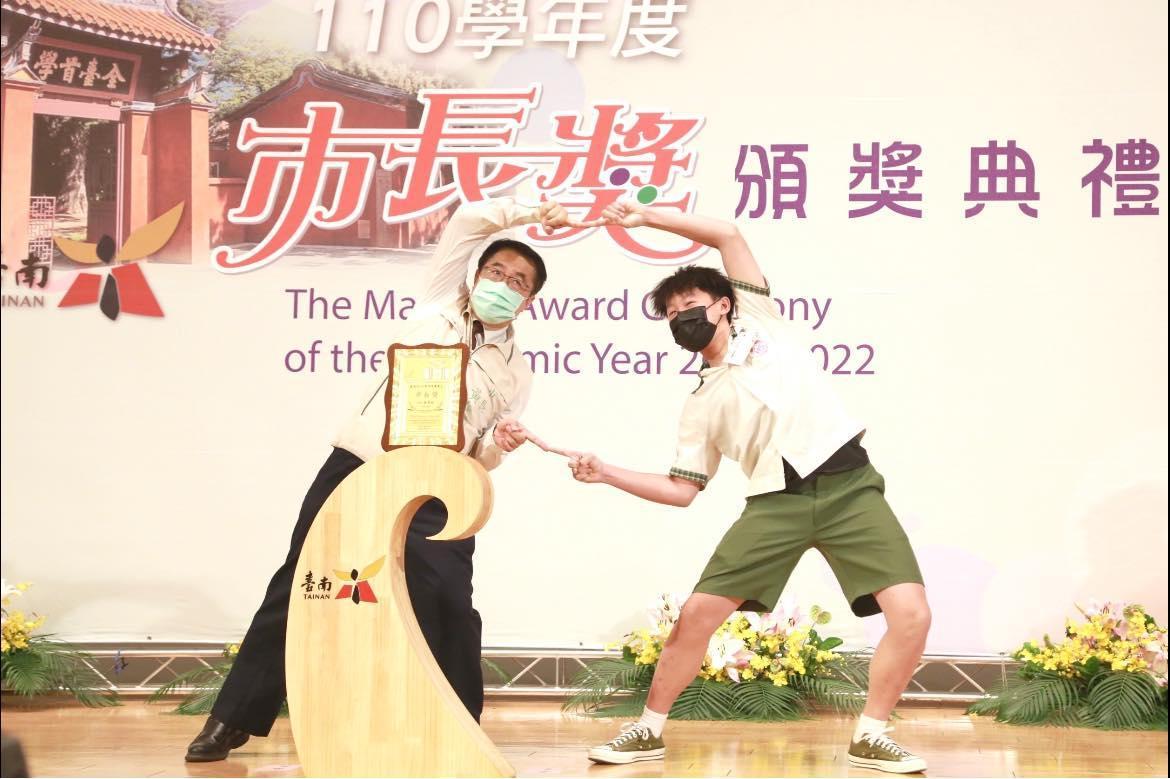 《七龍珠》的融合姿勢對市長來說相對簡單一點啦。（台南市政府提供）