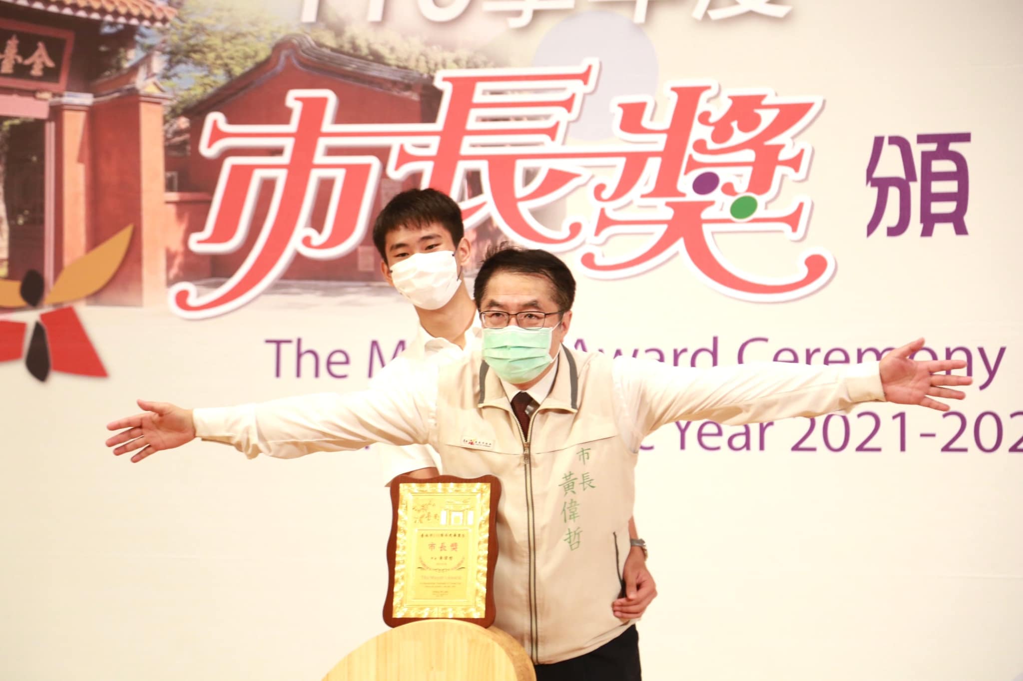 黃偉哲在「市長陪你拍」活動中和市長獎畢業生做出各種奇特姿勢，角色扮演《鐵達尼號》少不了。（台南市政府提供）