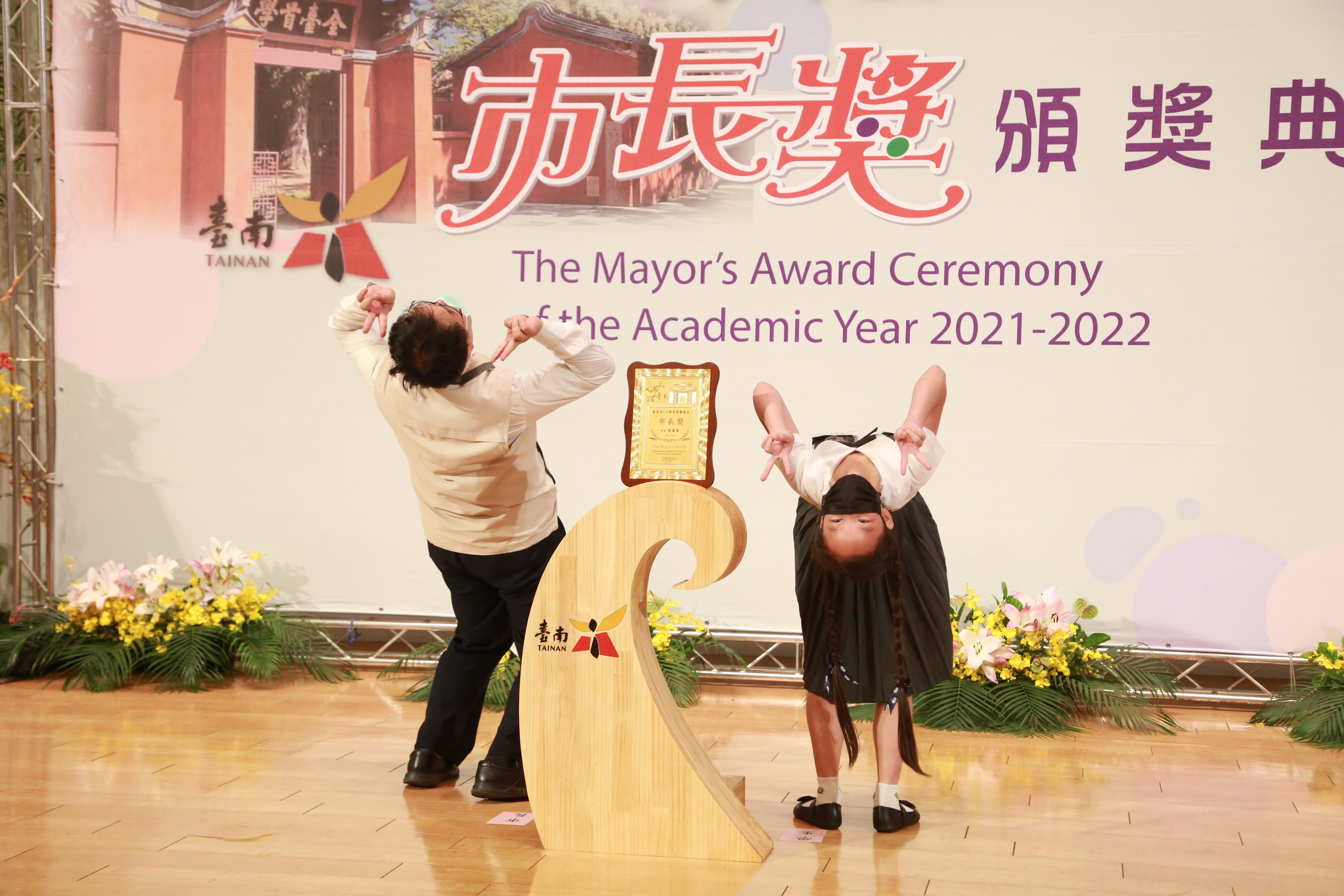 只要你比得出來,市長都會陪你拍,同學想出各種姿勢挑戰黃偉哲極限。(台南市政府提供)