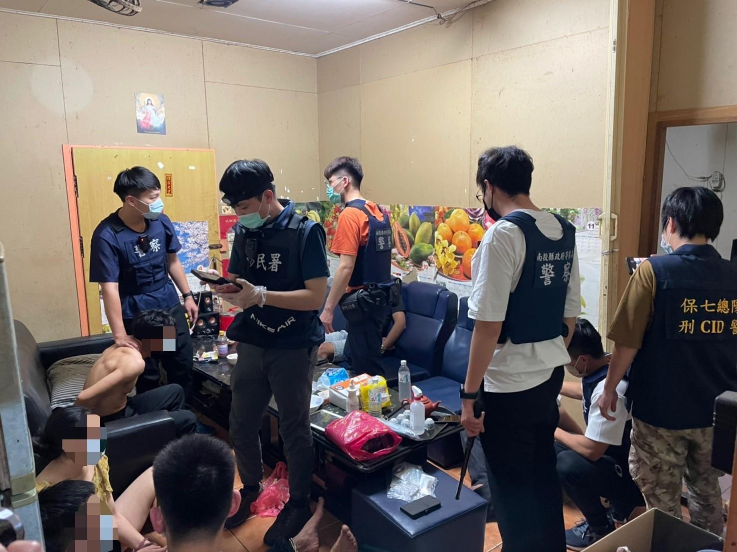 警方搜索逃逸移工宿舍。(翻攝畫面)