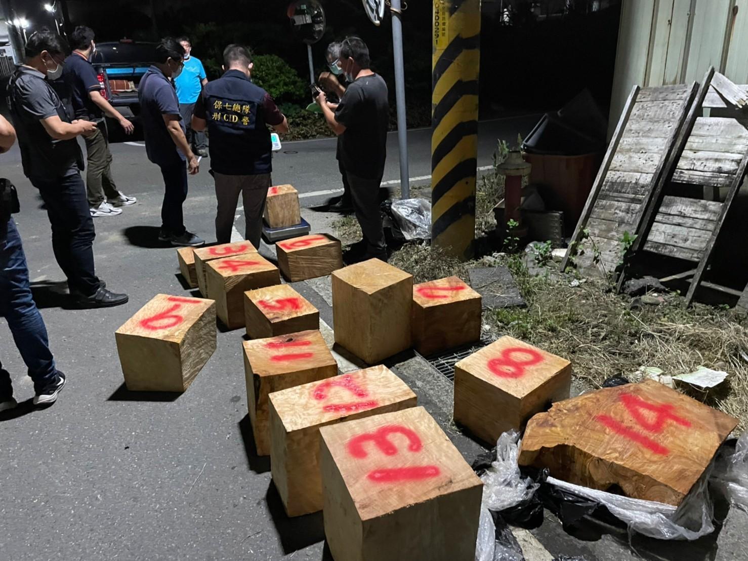 警方查扣贓木。(翻攝畫面)