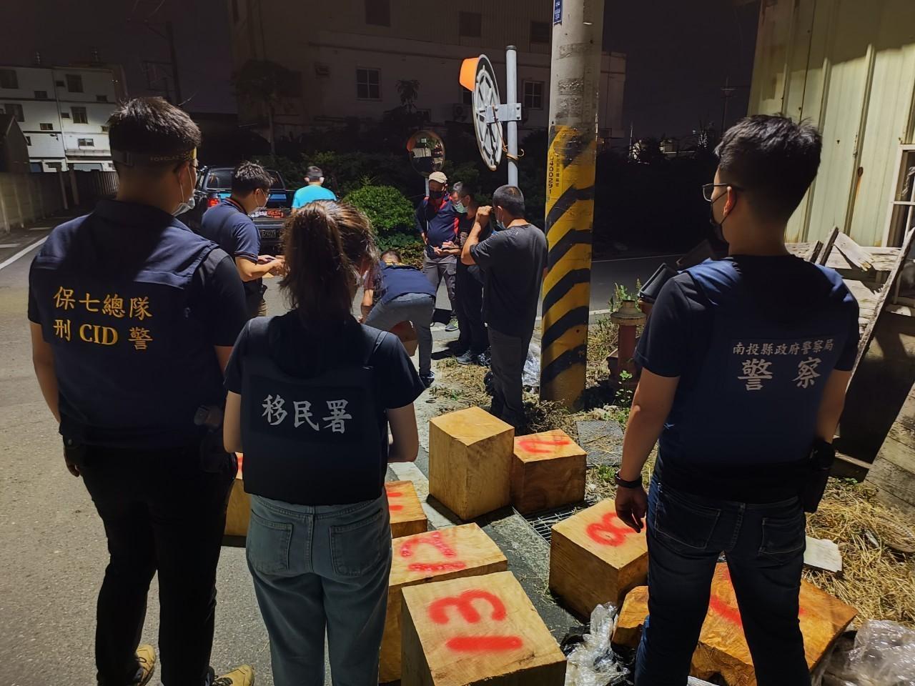 警方現場查獲逃逸移工。(翻攝畫面)