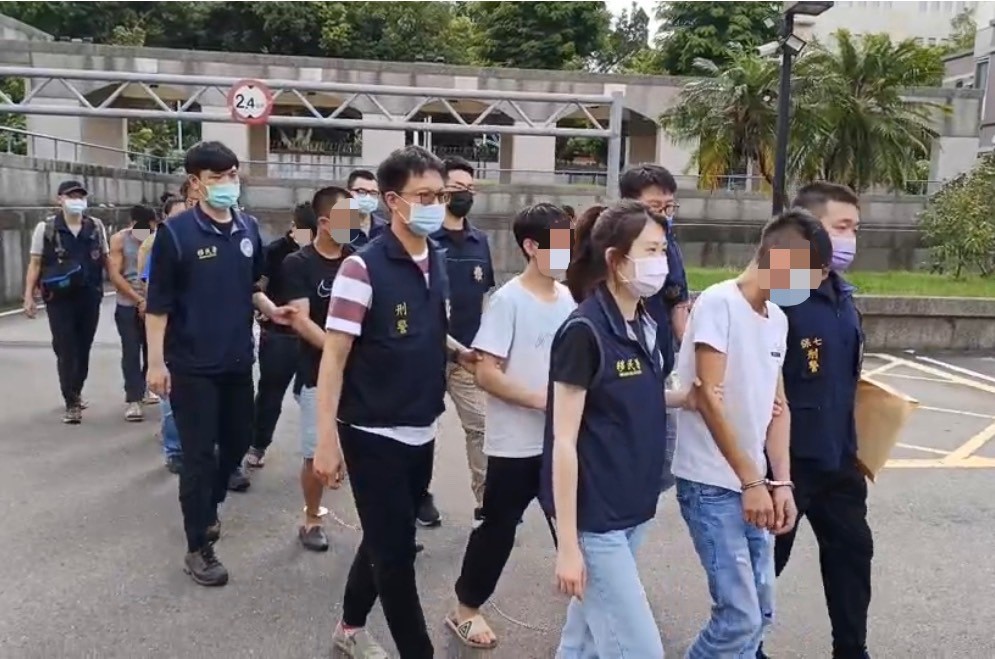 警方移送阮嫌等人。（翻攝畫面）
