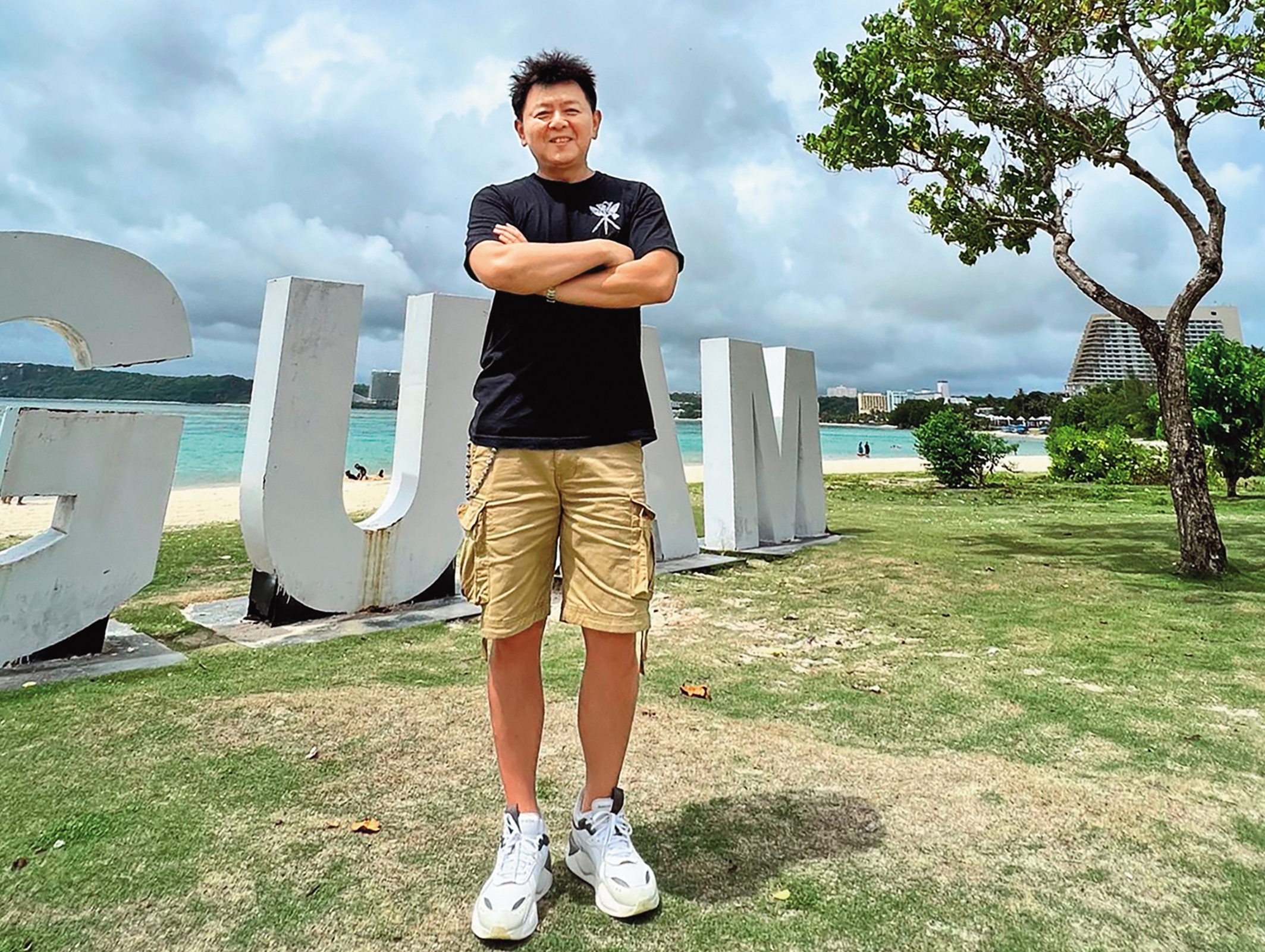 《來吧！營業中》第一季錄畢，庹宗康飛關島探親。（庹宗康提供）