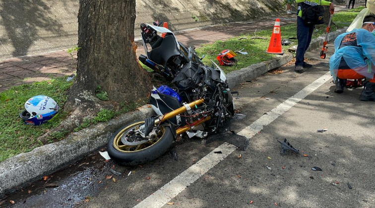 閻姓網紅行經苗栗經國路時，高速撞上一旁停放重機，緊接著撞上一旁路樹，當場失去生命跡象。（翻攝畫面）