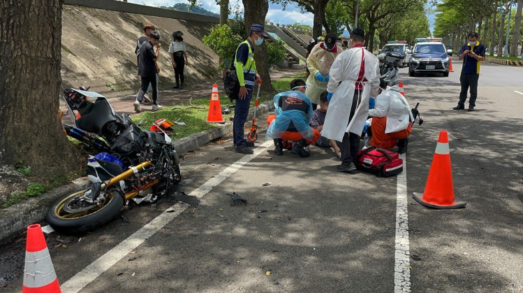 重機撞擊後車頭與車身分離，閻男當下沒有呼吸心跳，送醫仍不治。（翻攝畫面）