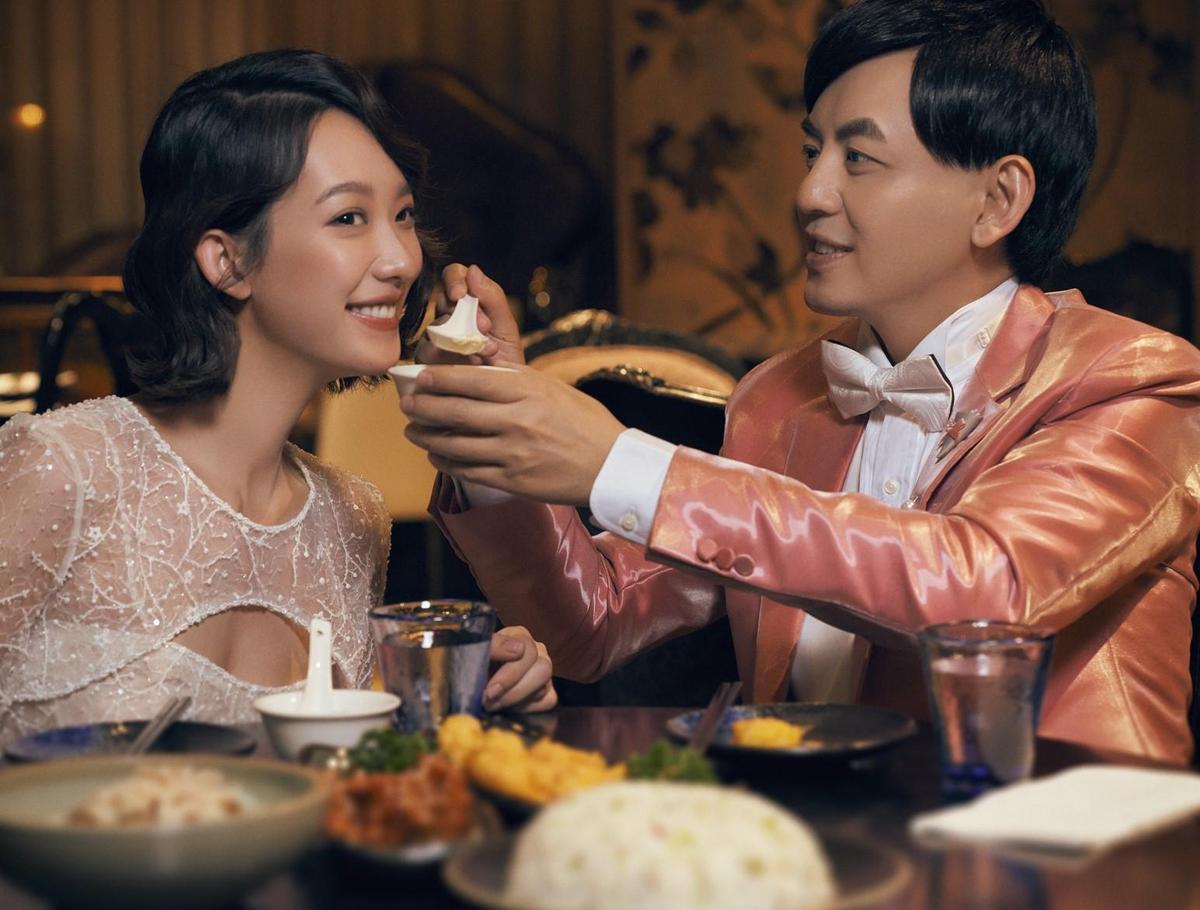 黃子佼與孟耿如交往7年結婚，婚紗照選在第一次約會的餐廳。（翻攝自黃子佼臉書）
