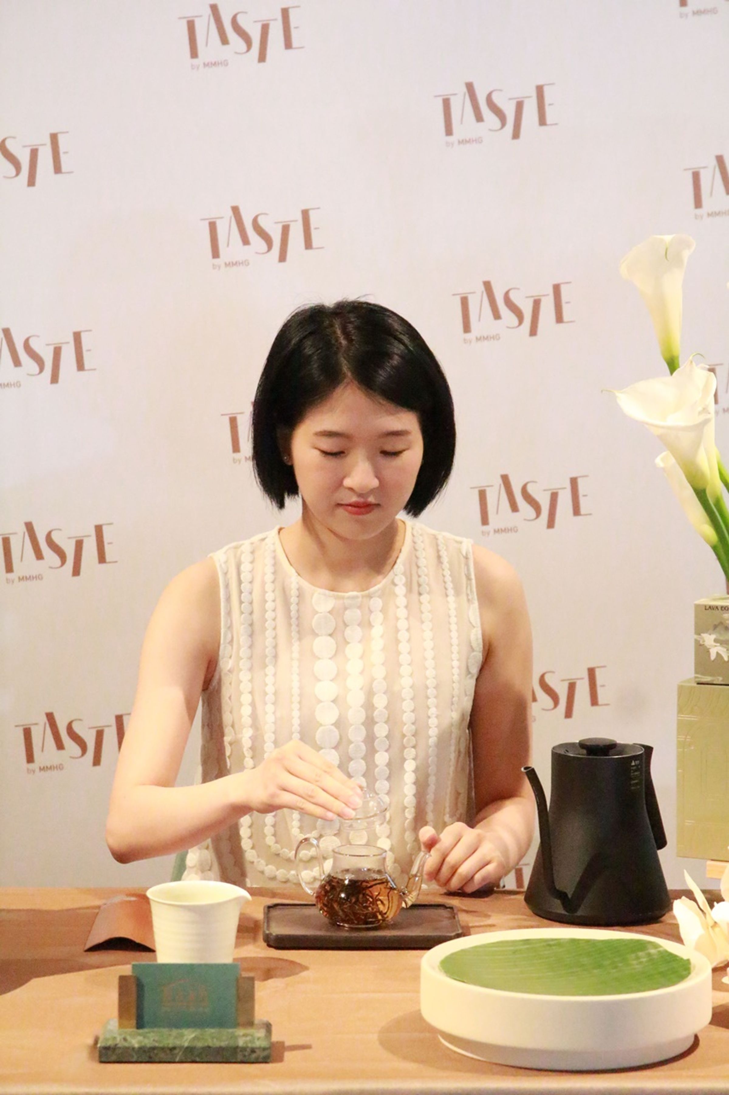 專業侍茶師、同時也是「萃釅」主理人張舒涵在月餅禮盒中導入佐茶風味學的概念。