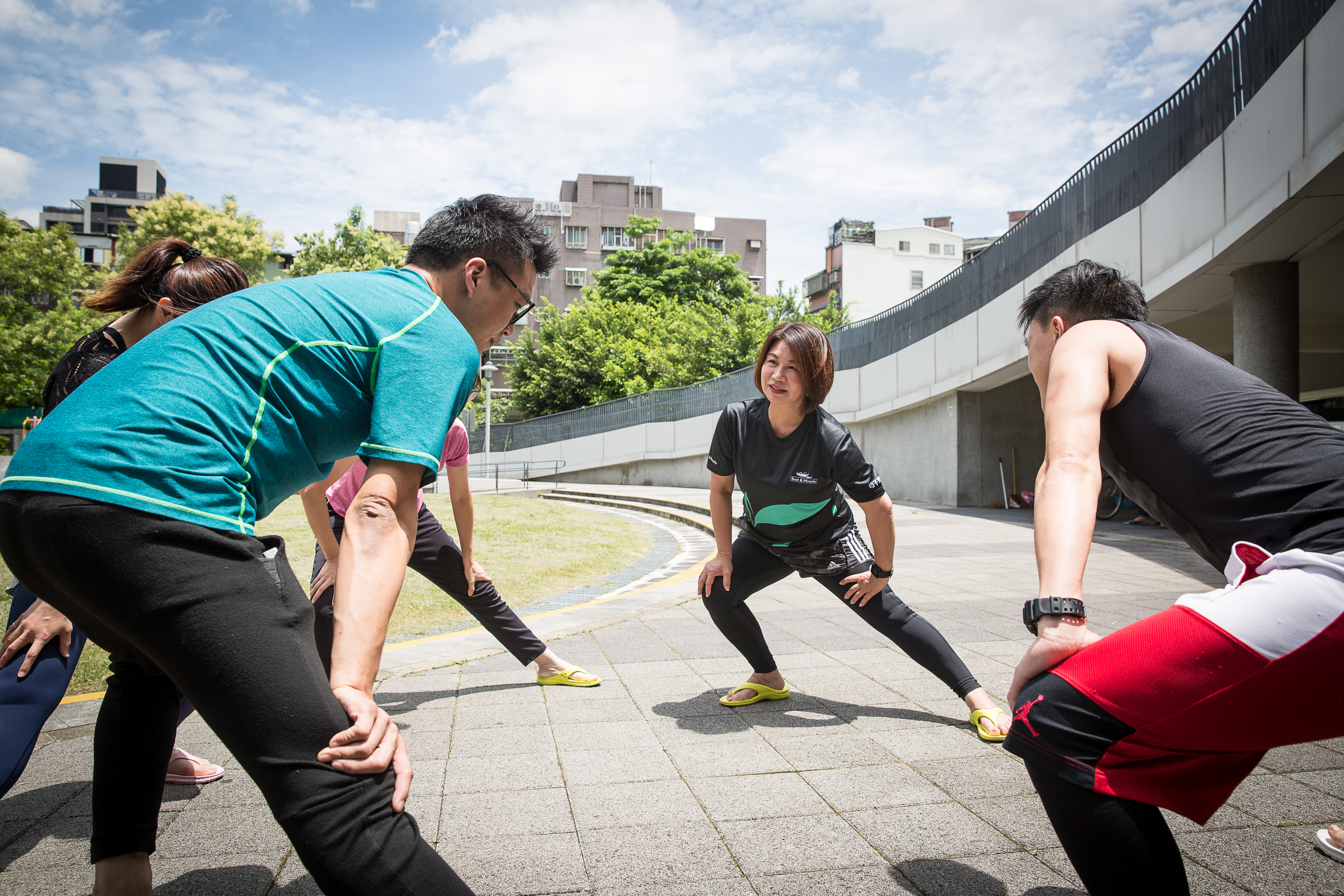 y拖在跑者圈爆紅，讓過去完全不跑步的呂淑珍（右2），也加入跑者行列。