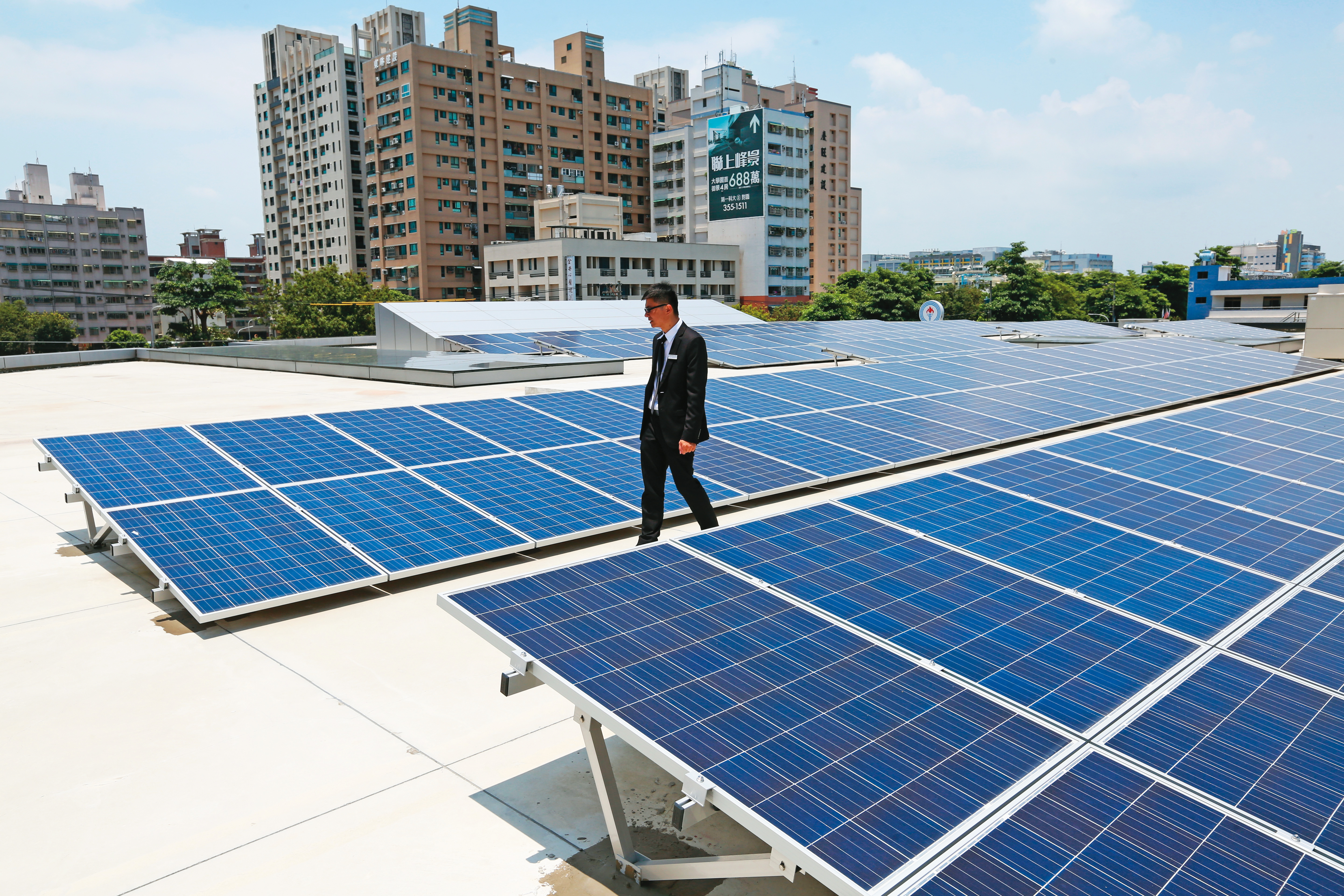 從經濟部舉措來看，顯然是採取兩手策略，短期以加價因應，冀圖壓下用電量；長期則寄望建築物普遍鋪設太陽能發電板（圖），增加供電。