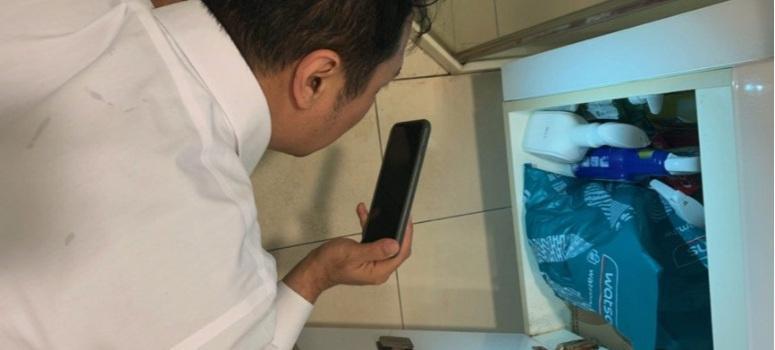 安新建經提醒,看屋時需特別留意,廁所洗手台下方有無積水痕跡。(信義房屋提供)