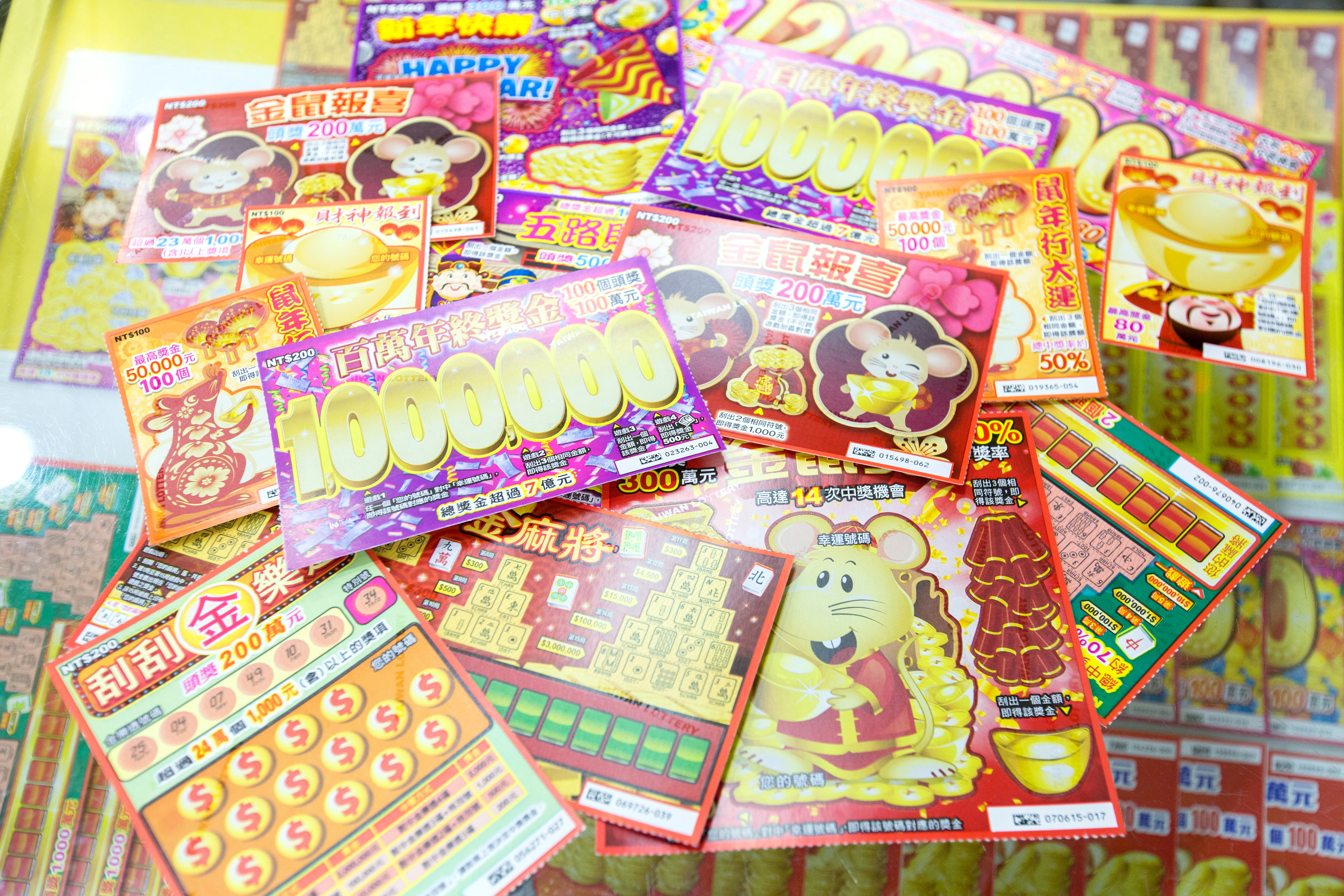 不少人都會到彩券行花點小錢買刮刮樂或樂透試試手氣。（示意圖，本刊資料照）