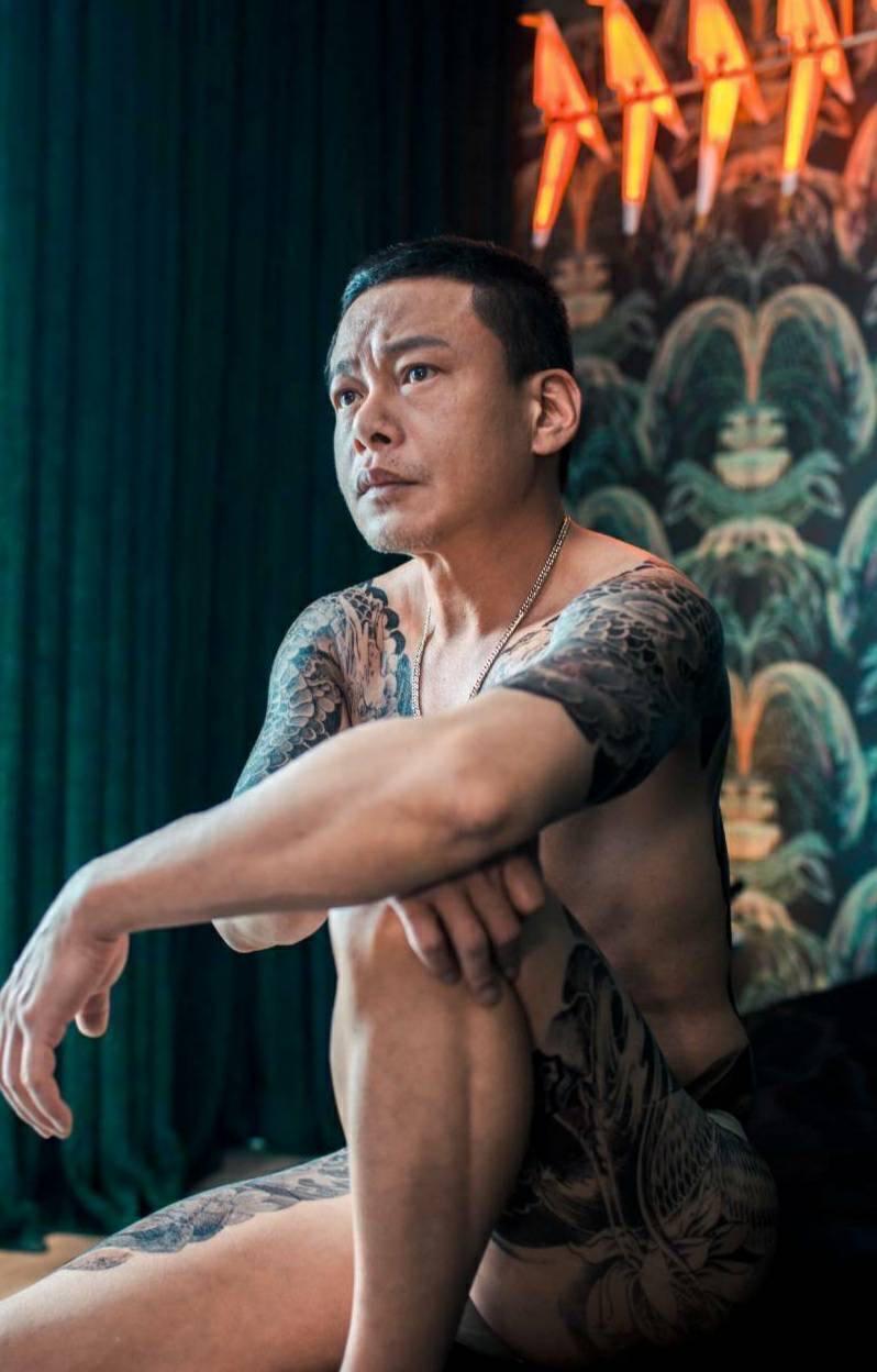 李康生在片中全身刺青,紋上傳統的全背半甲。(牽猴子提供提供)