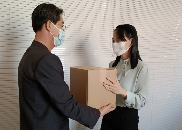 外界都猜測這名從金與正手中接過藥品的男子,就是她的神祕老公。(翻自《朝鮮日報》)