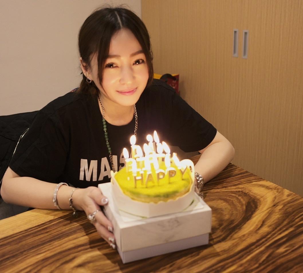 照片曝光後，網友們紛紛驚訝表示「姊妹倆長好像！」（翻攝自張韶涵臉書）