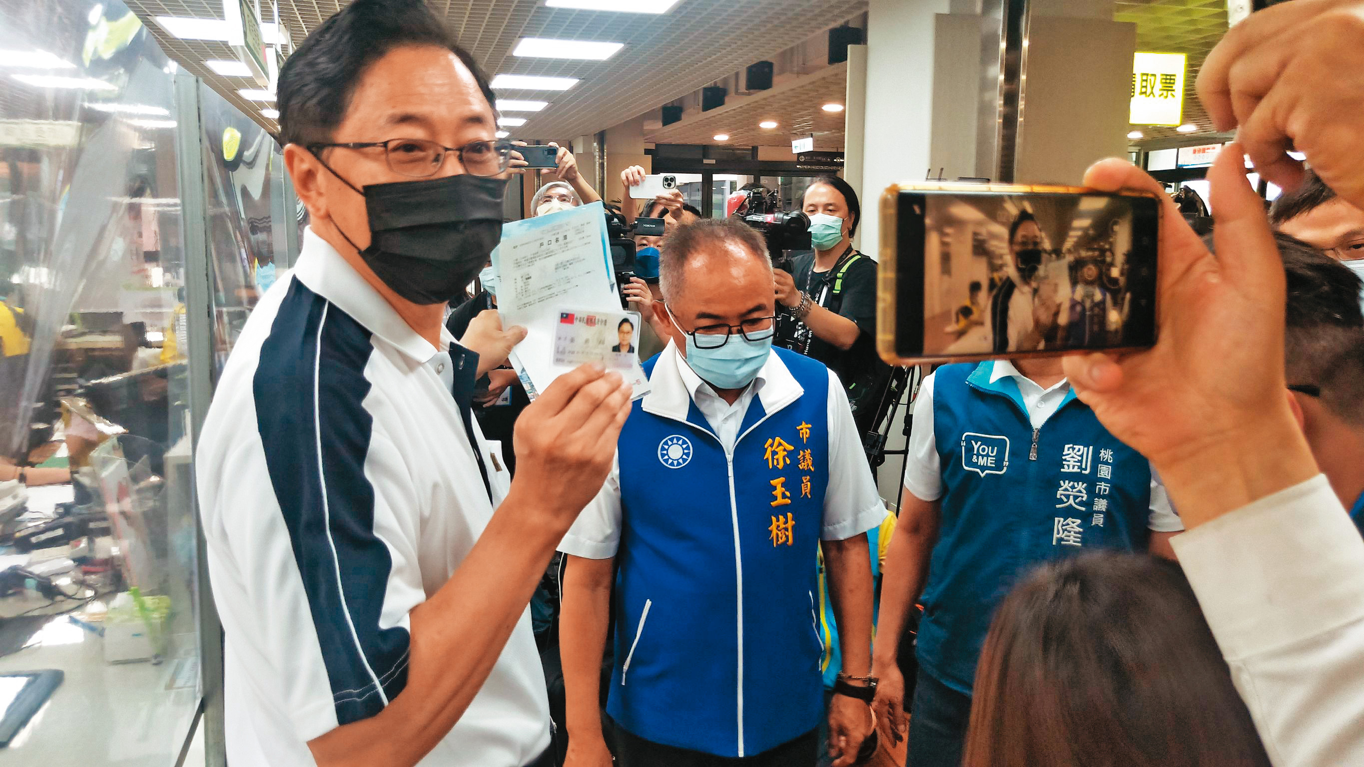 前行政院長張善政（左）被徵召參選桃園市長，雖引來黨內反彈，但符合黨中央的中間路線基調。（張善政競辦提供）